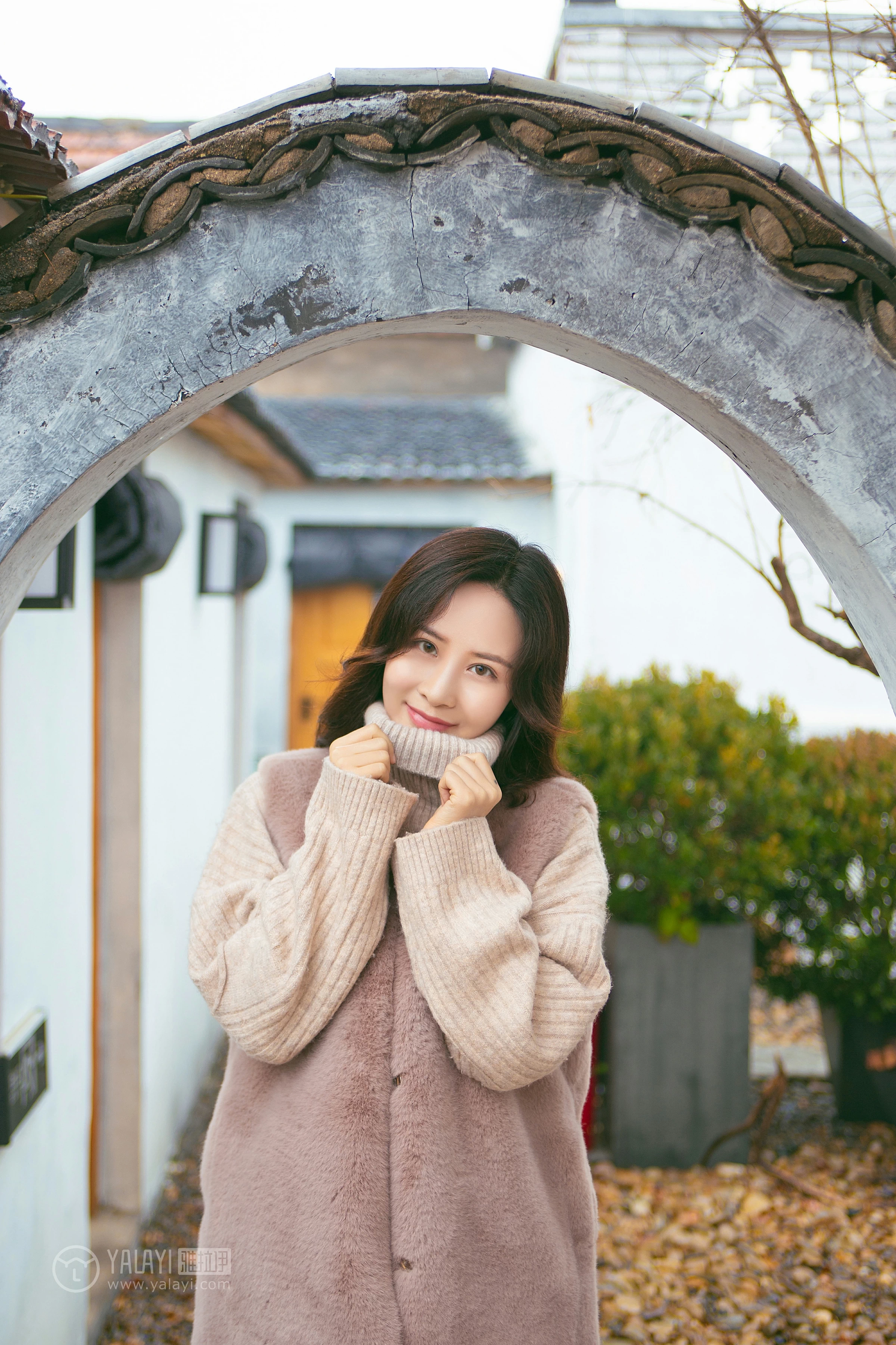 [YALAYI雅拉伊]NO.151 旅行日记 毛毛 米色毛衣加休闲长裤私房写真集第3张
