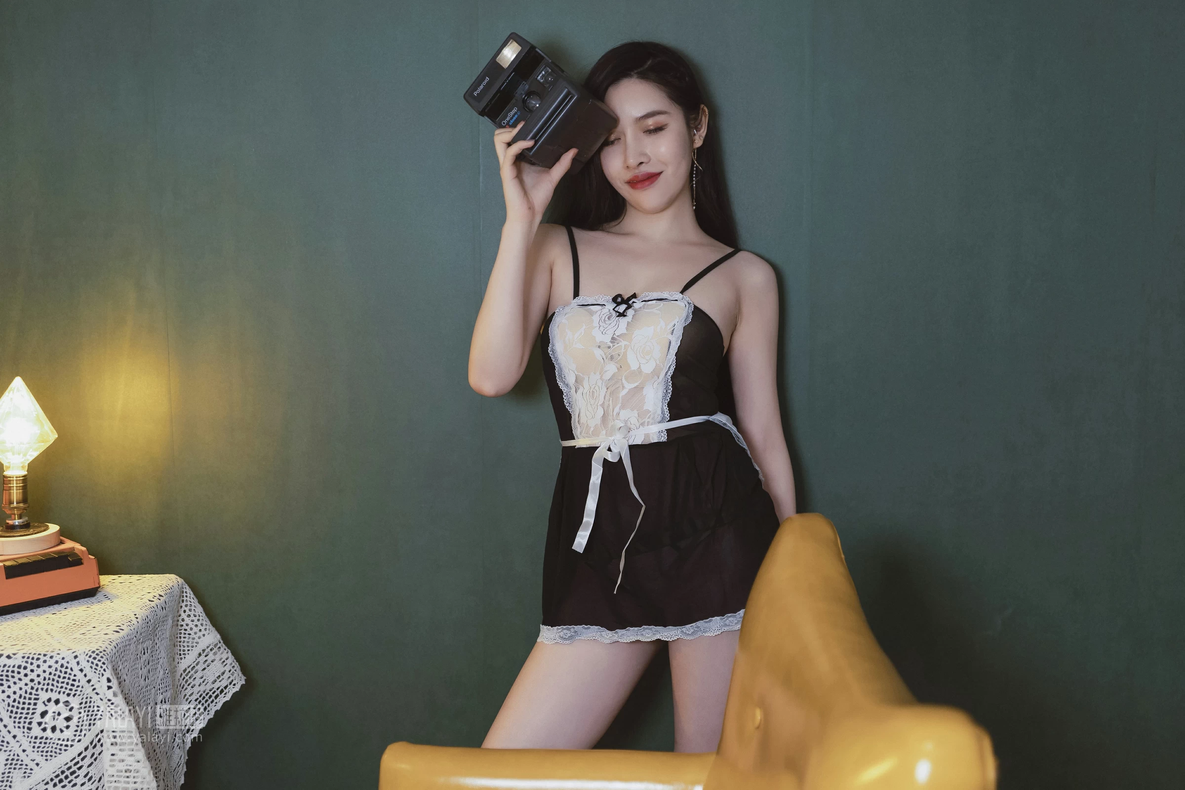 [YALAYI雅拉伊]NO.143 黑咖啡 颖莹 黑色吊带透视女仆制服裙性感私房写真集第16张