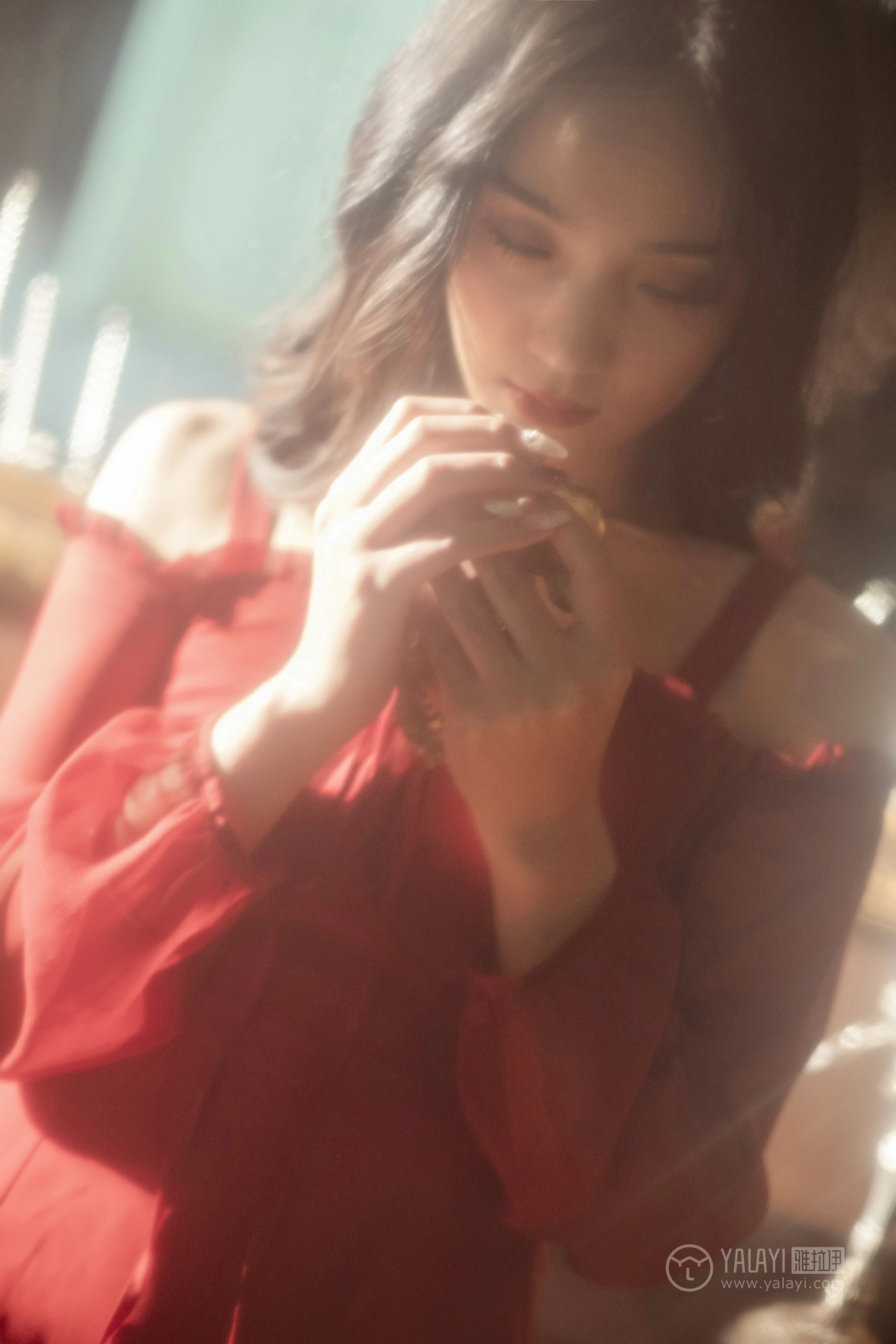 [YALAYI雅拉伊]NO.164 烈焰迷情 项兴咏 红色吊带抹胸连衣裙性感私房写真集第8张