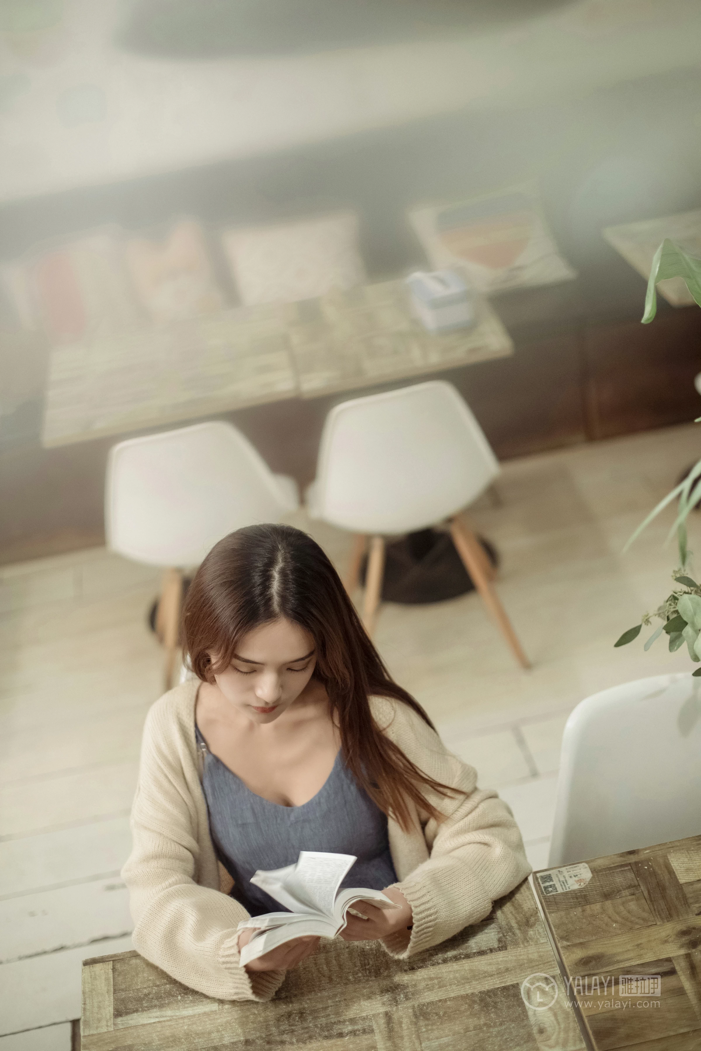 [YALAYI雅拉伊]No.175 不如和我虚度时光 白日梦 米色外套加灰色吊带连衣裙性感私房写真集第2张