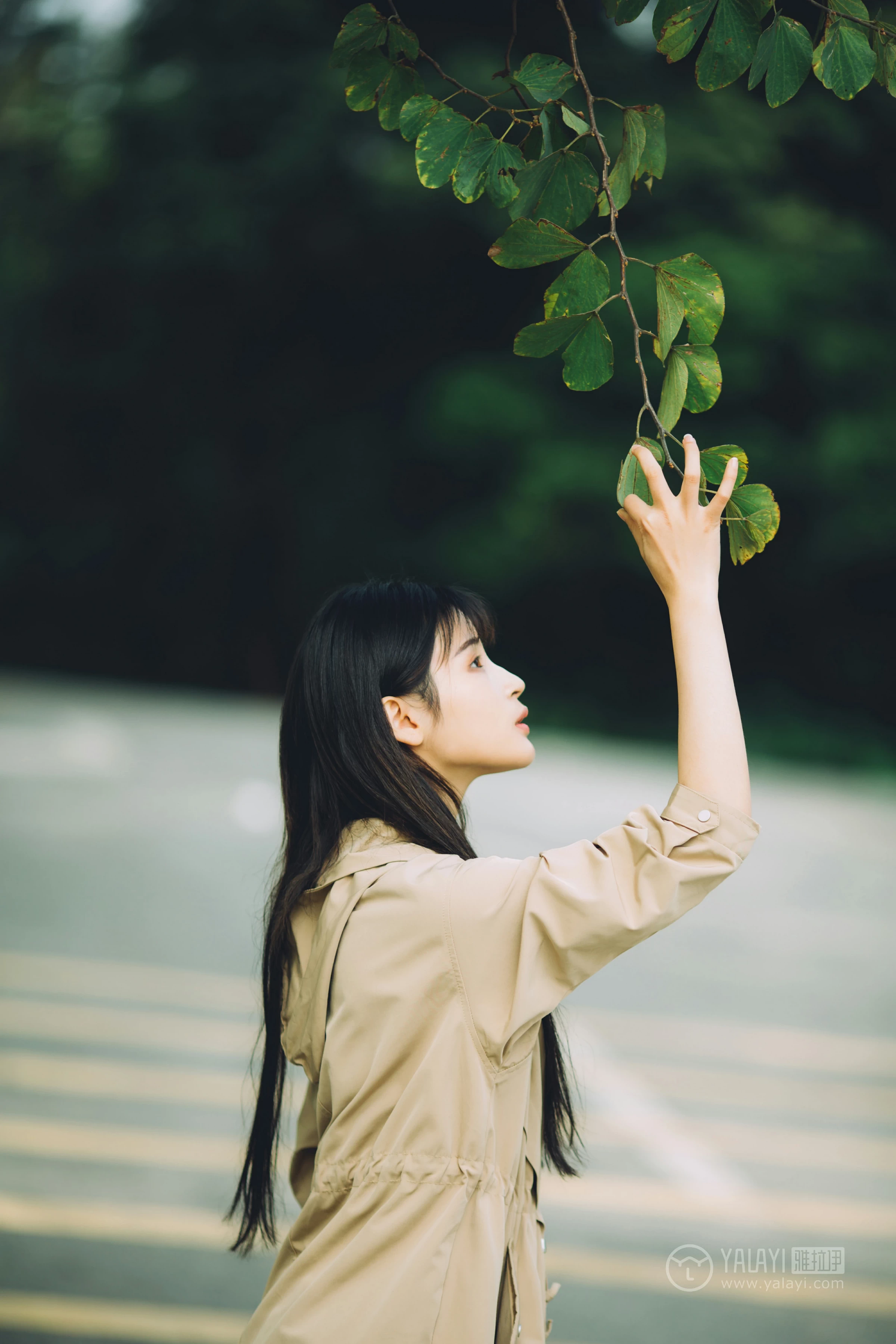 [YALAYI雅拉伊] No.179 焦糖色少女 阿惜 米色风衣与蓝色内衣加短裙性感私房写真集第13张