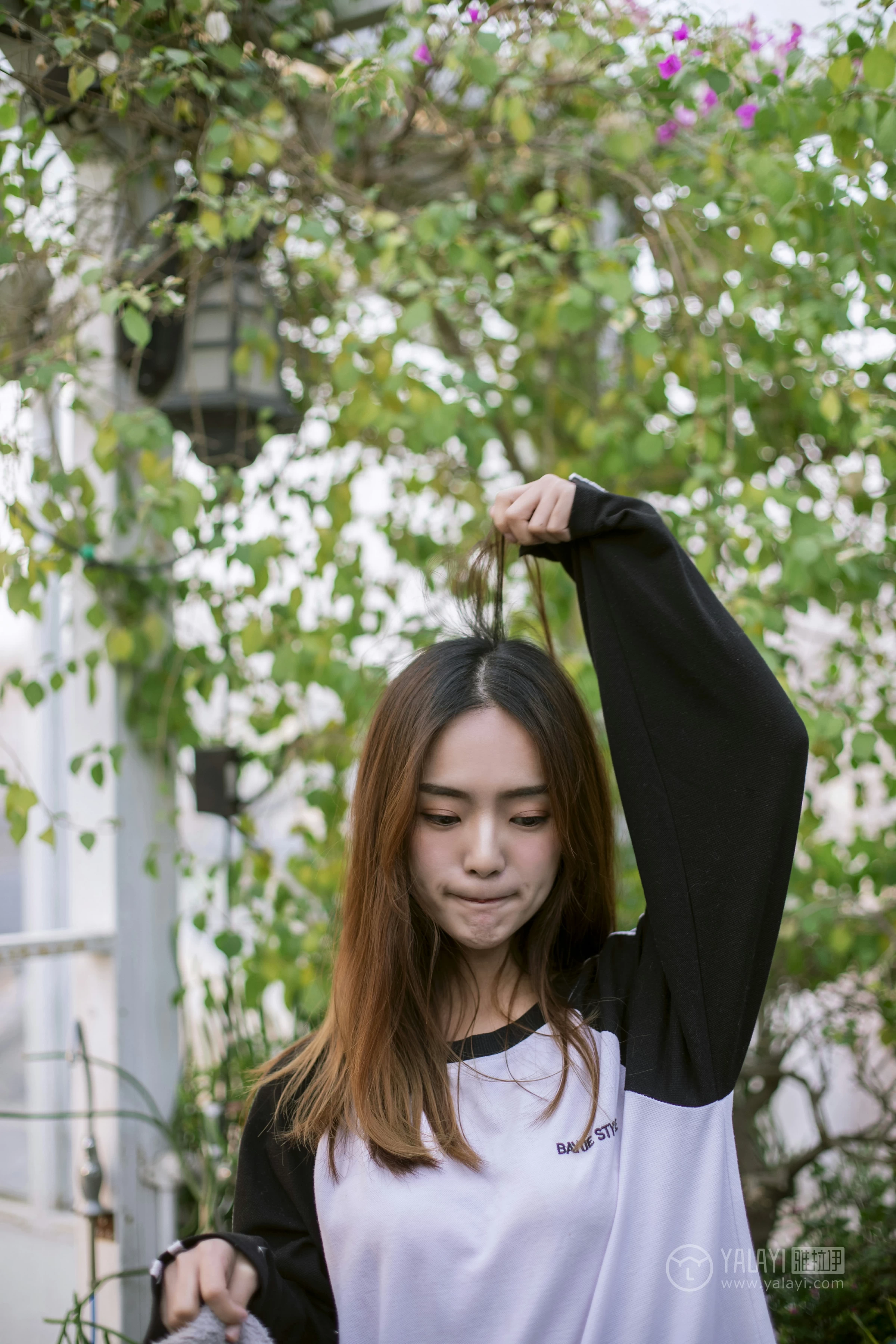[YALAYI雅拉伊] No.180 我想有个花园 白日梦 黑白卫衣加紧身牛仔裤清纯可爱私房写真集第16张