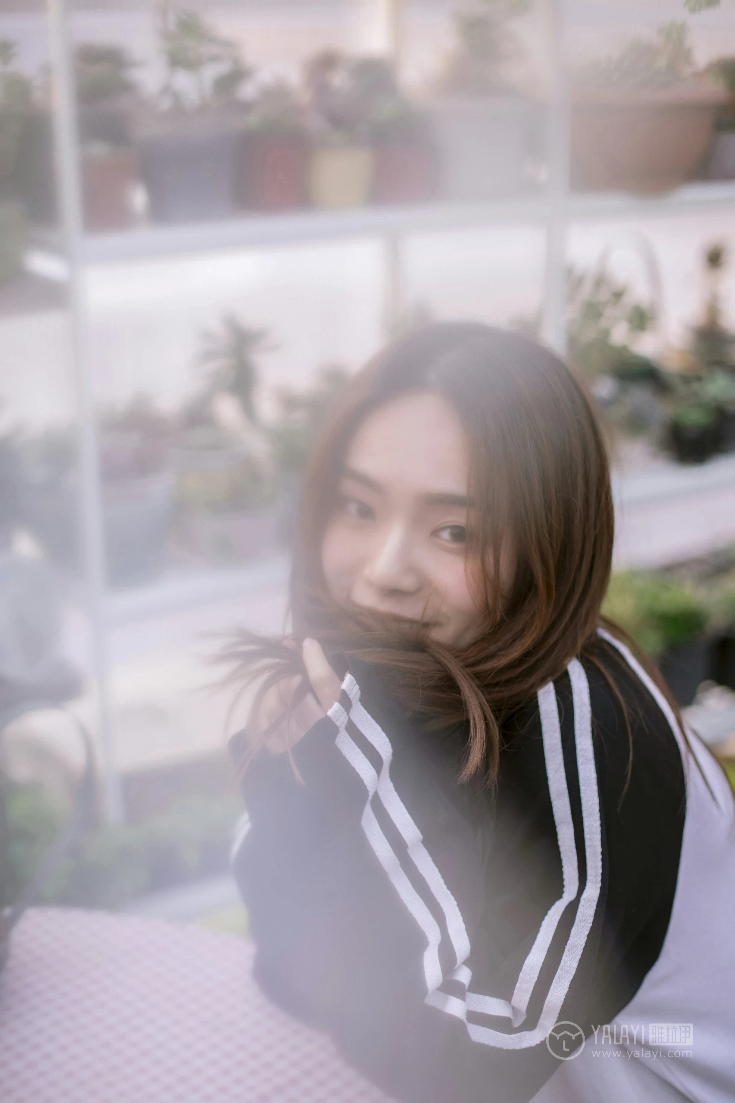 [YALAYI雅拉伊] No.180 我想有个花园 白日梦 黑白卫衣加紧身牛仔裤清纯可爱私房写真集第11张