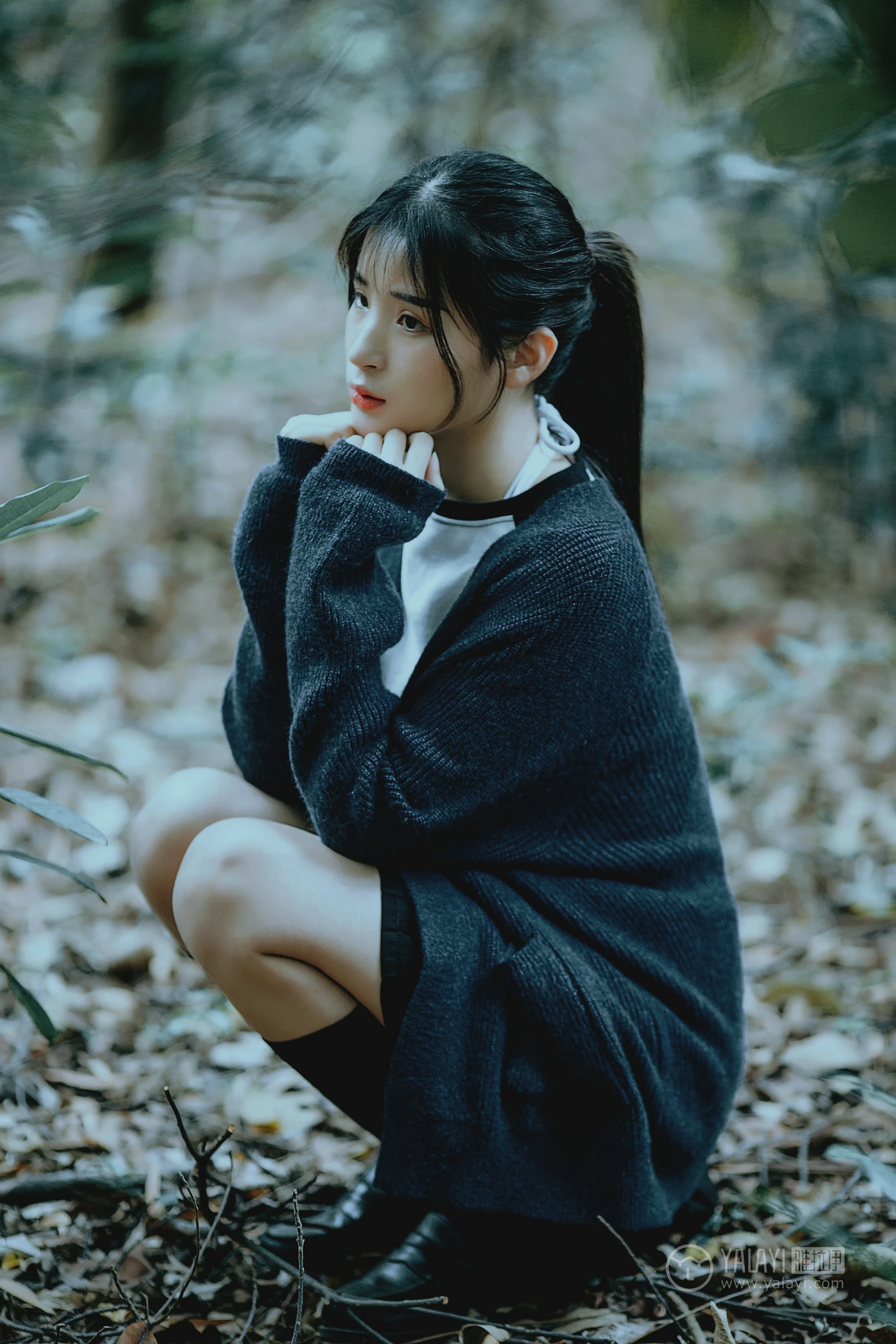 [YALAYI雅拉伊]No.183 深山漫步少女 阿惜 黑色外套与短袖加白色情趣内衣性感私房写真集第2张