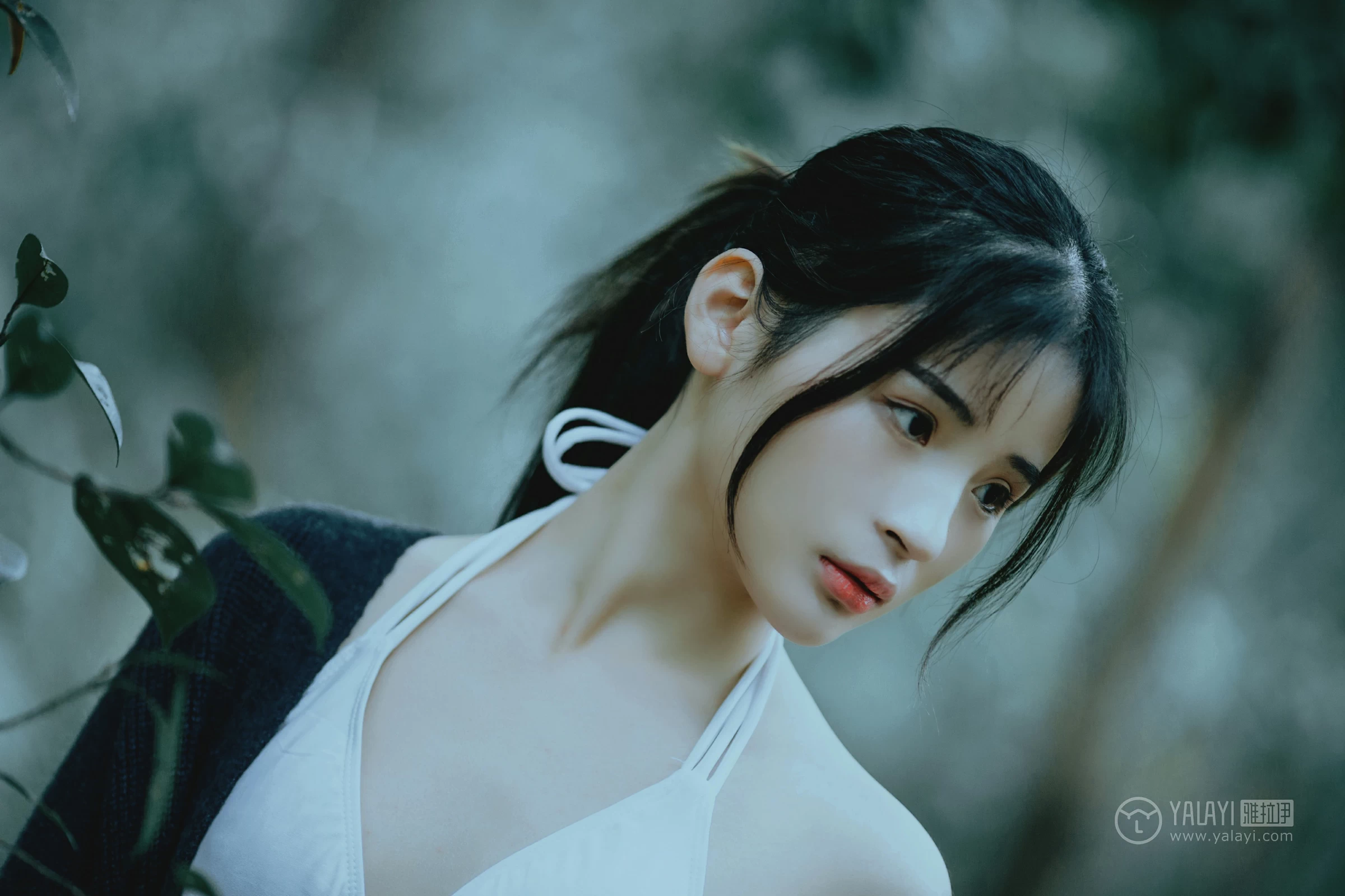 [YALAYI雅拉伊]No.183 深山漫步少女 阿惜 黑色外套与短袖加白色情趣内衣性感私房写真集第10张