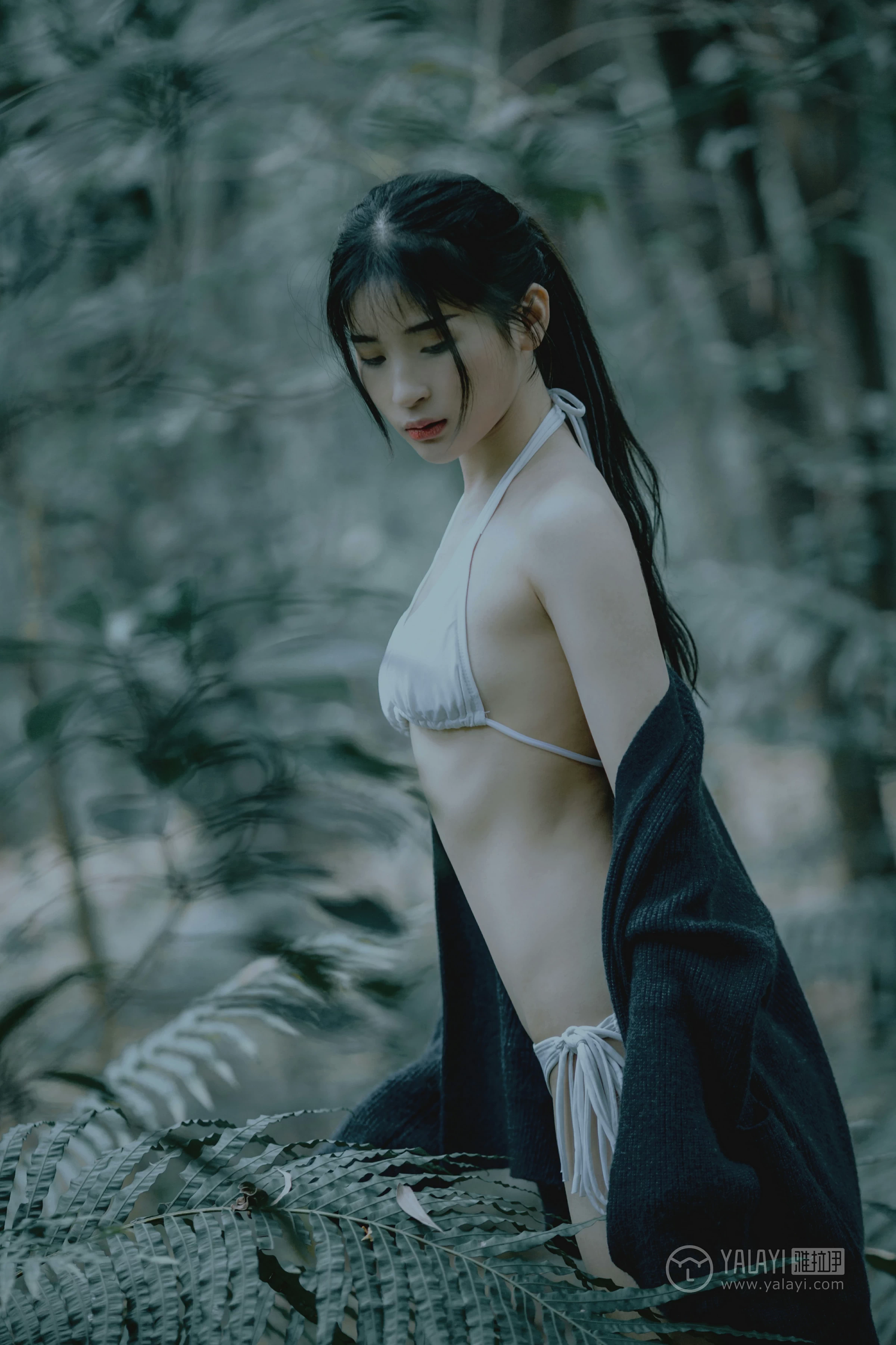 [YALAYI雅拉伊]No.183 深山漫步少女 阿惜 黑色外套与短袖加白色情趣内衣性感私房写真集第14张