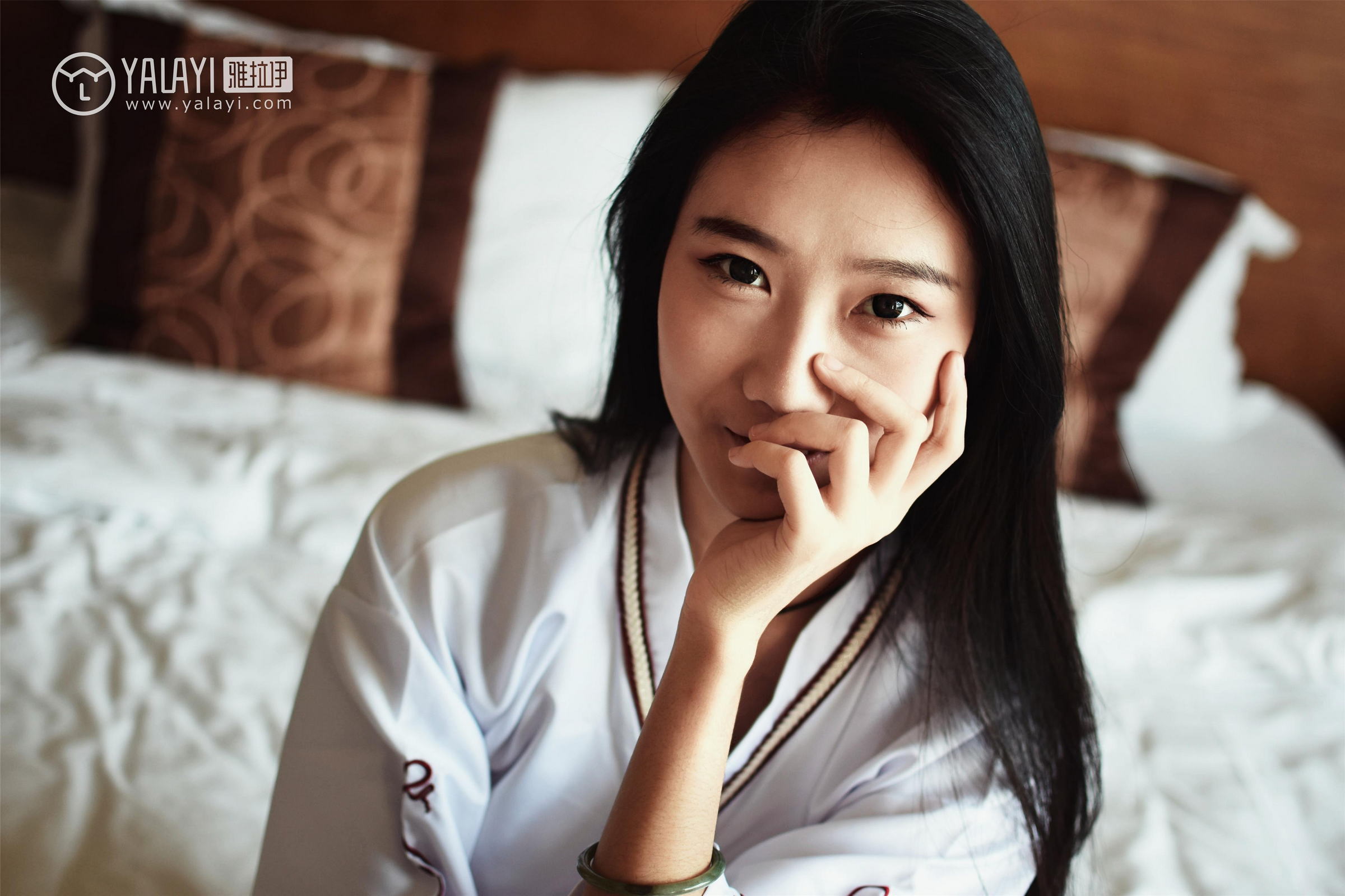 [YALAYI雅拉伊]NO.004 古装肉丝 林小珂 白色衬衫与短裙加肉色丝袜美腿性感私房写真集第12张