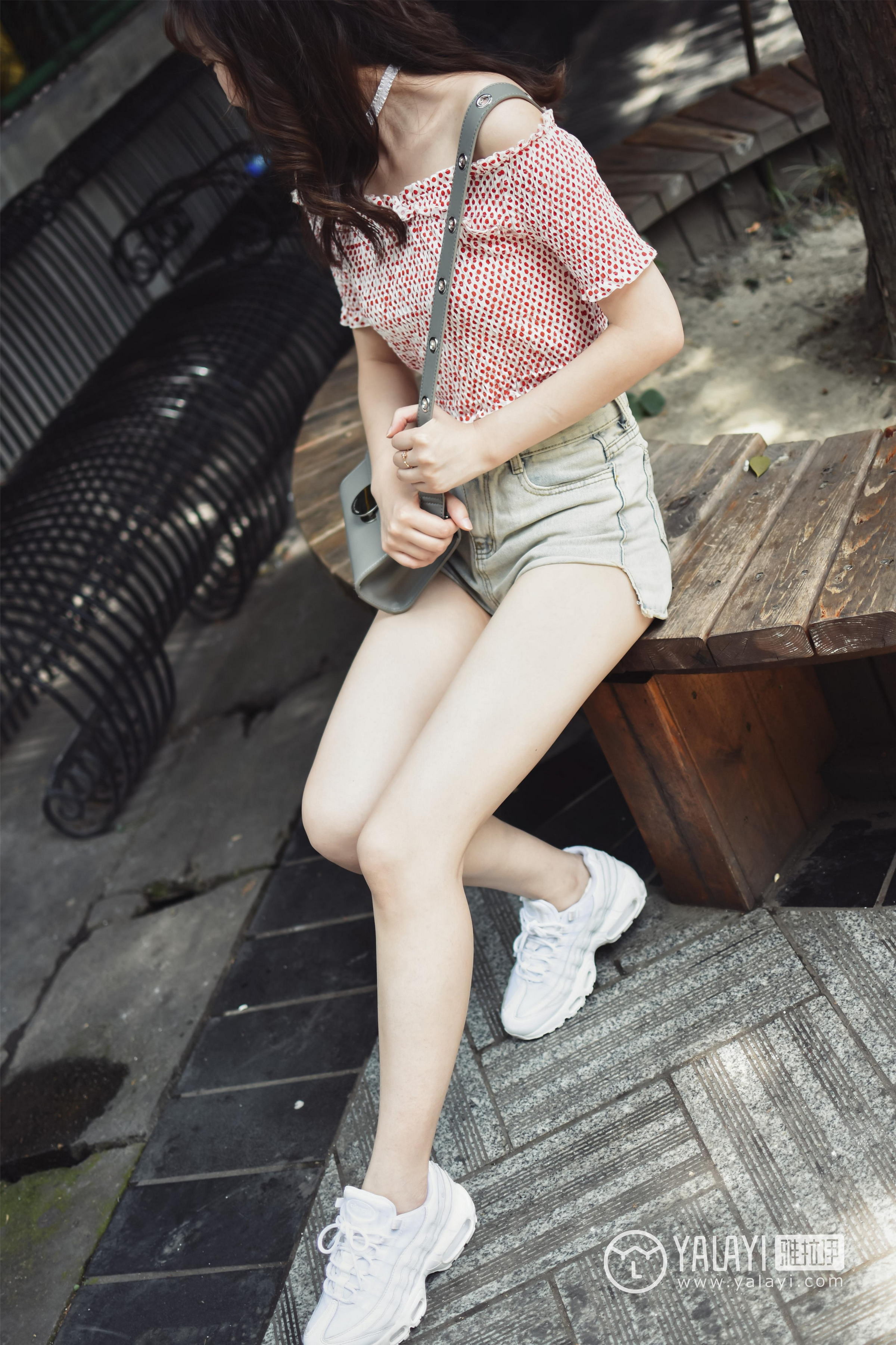 [YALAYI雅拉伊]NO.006 乐园女孩叶肖肖 抹胸短袖加性感短裤私房写真集第4张