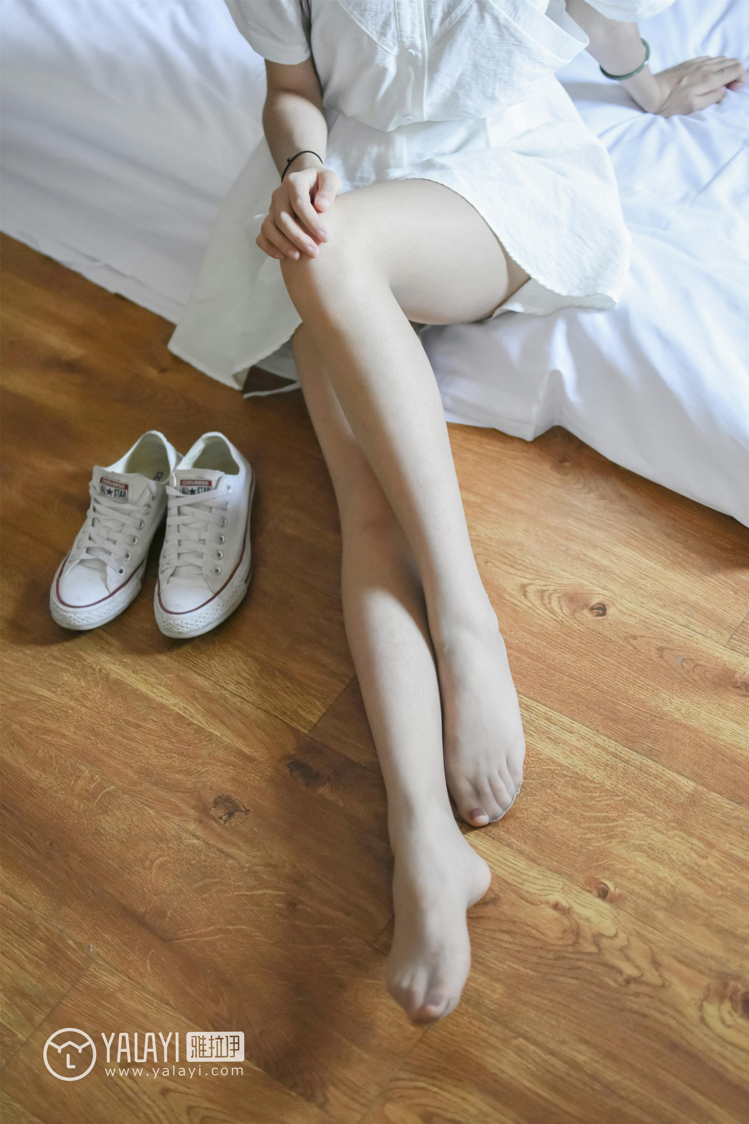 [YALAYI雅拉伊]NO.009 小珂日常 林小珂 白色连衣裙加美腿玉足性感私房写真集第7张
