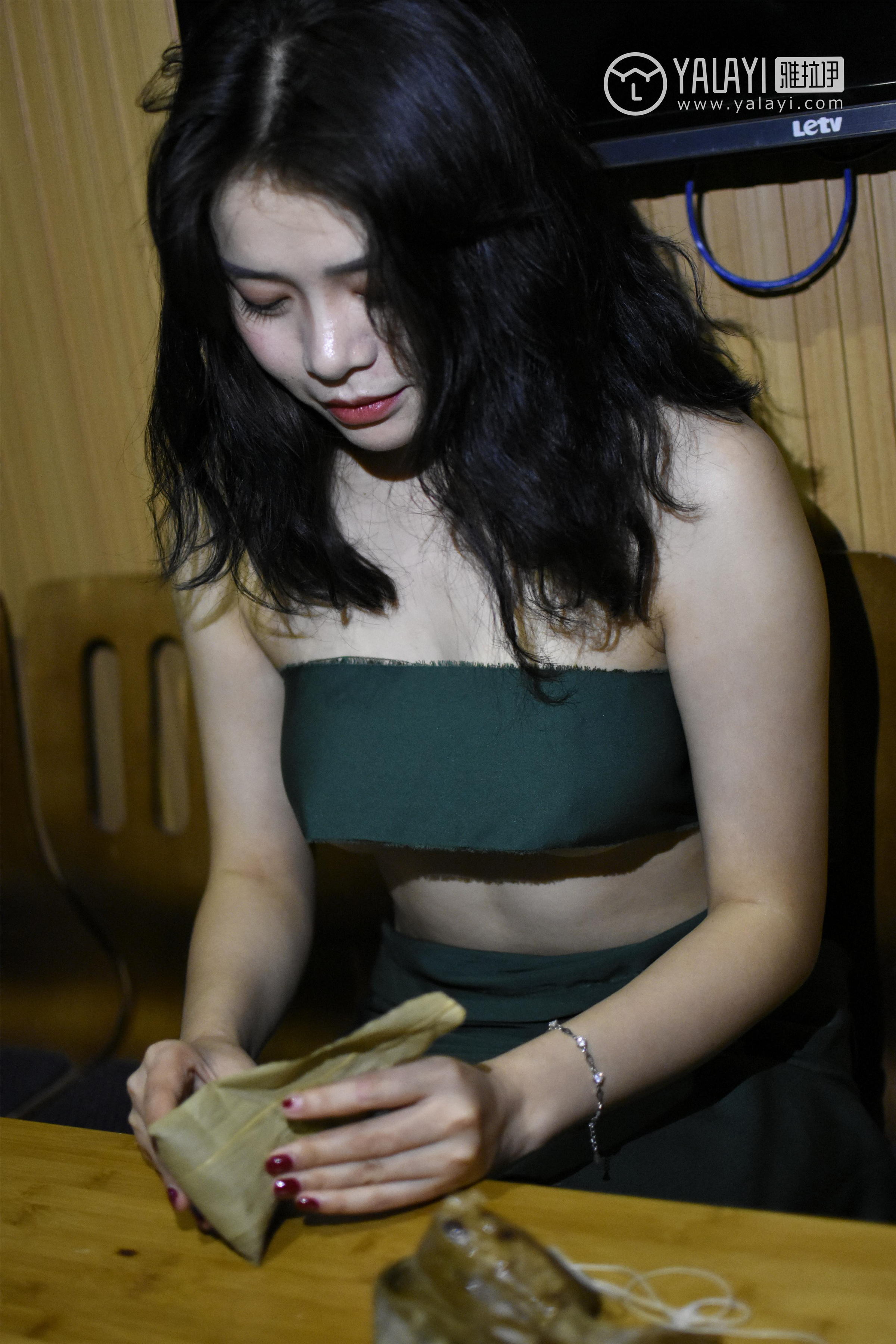 [YALAYI雅拉伊]NO.015 粽人 米心蕊 裹胸内衣加黑色丝袜美腿性感私房写真集第10张