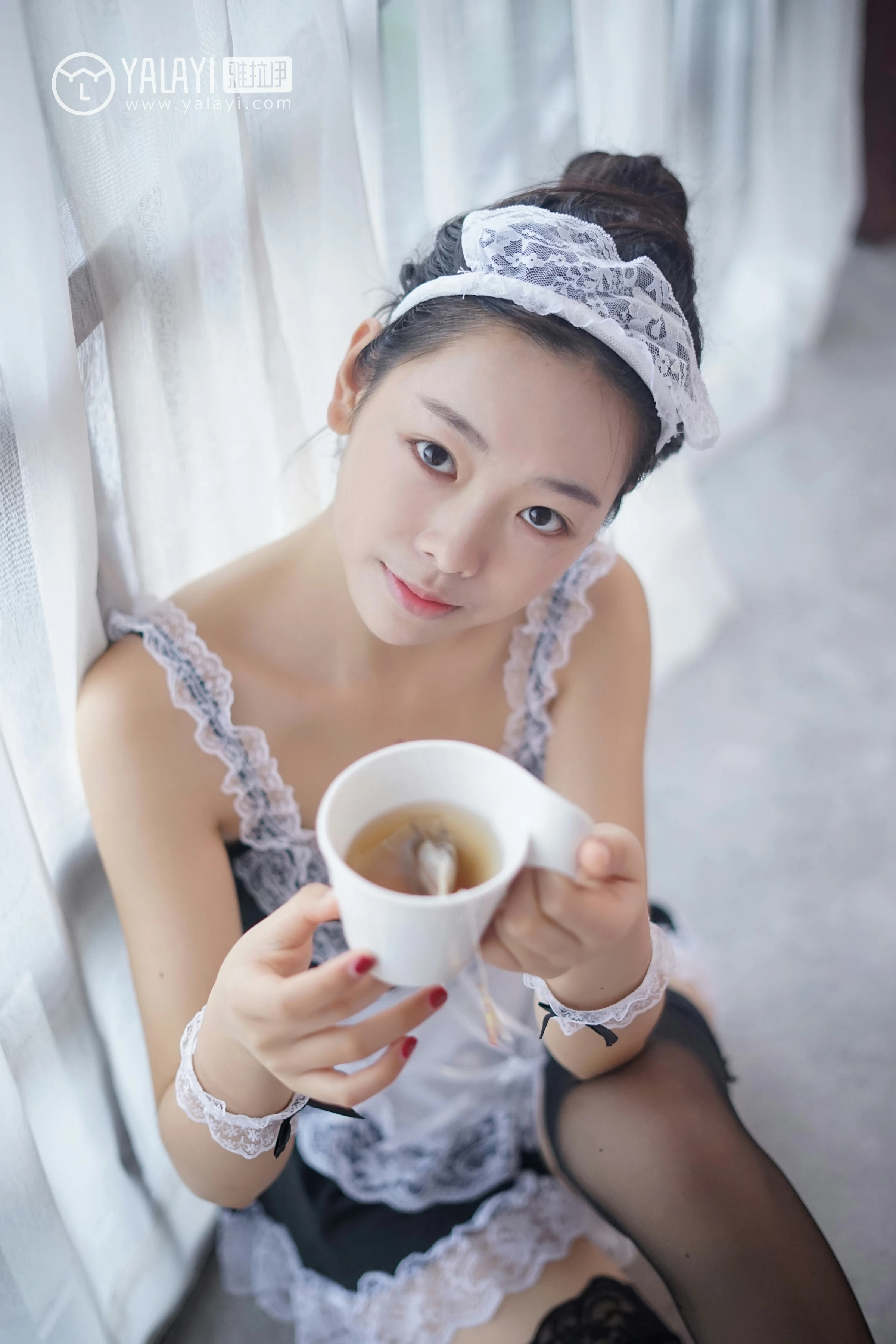 [YALAYI雅拉伊]NO.021 少女女仆 严冰冰 性感制服与黑色透视情趣内衣裙私房写真集第4张