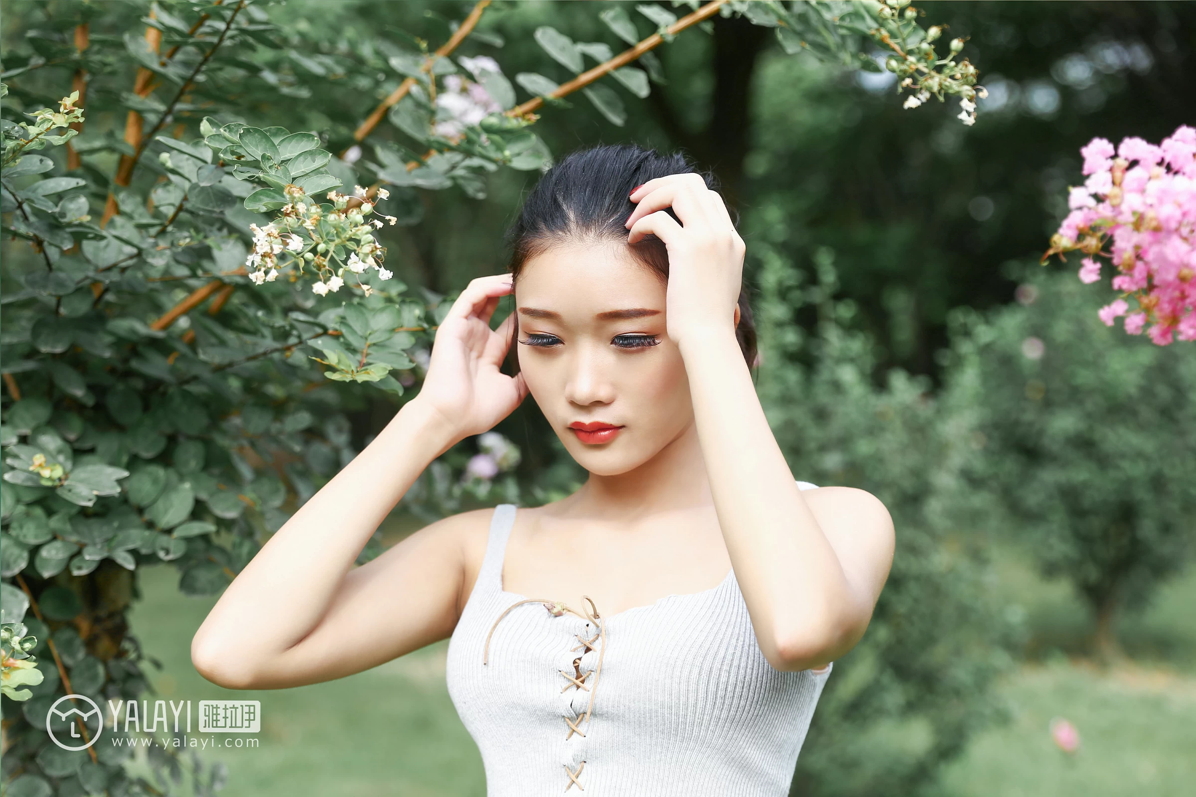 [YALAYI雅拉伊]NO.026 花儿少女 兔洱 白色背心加牛仔热裤性感私房写真集第2张