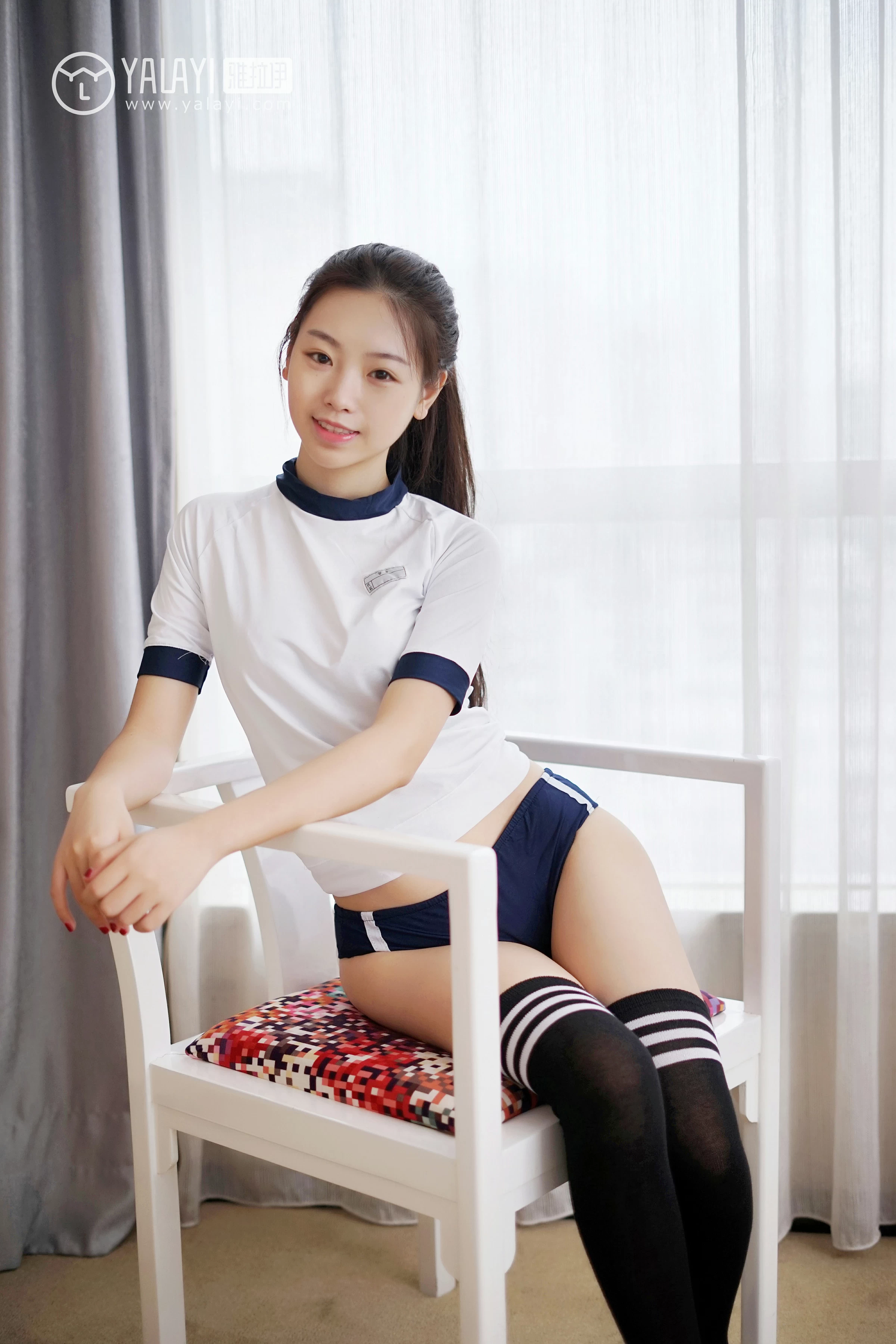 [YALAYI雅拉伊]NO.020 清纯学妹 严冰冰 白色紧身短袖与黑色安全裤加黑色丝袜美腿性感私房写真集第2张