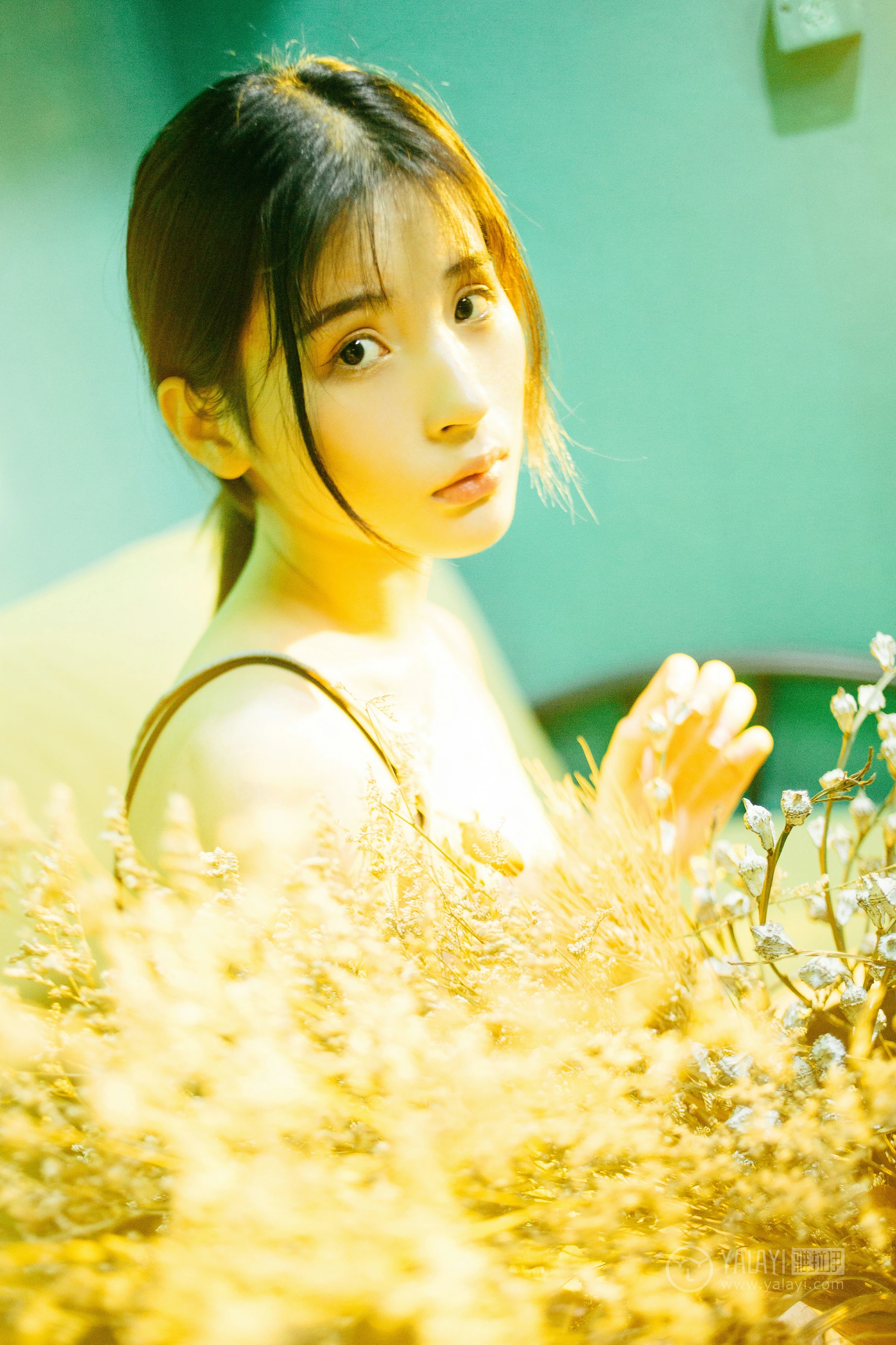 [YALAYI雅拉伊]No.198 重庆森林 阿惜 灰色吊带小背心加安全短裤性感私房写真集第8张