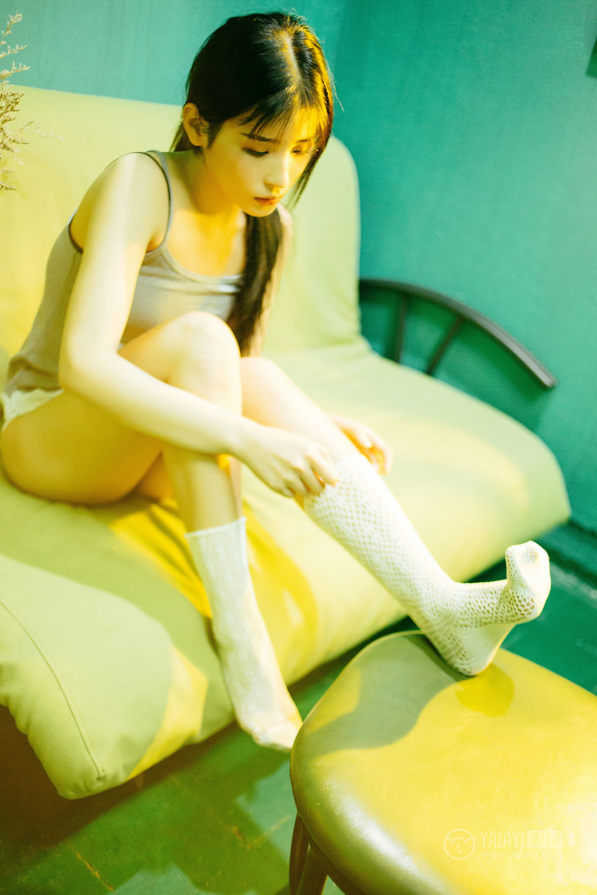 [YALAYI雅拉伊]No.198 重庆森林 阿惜 灰色吊带小背心加安全短裤性感私房写真集第13张