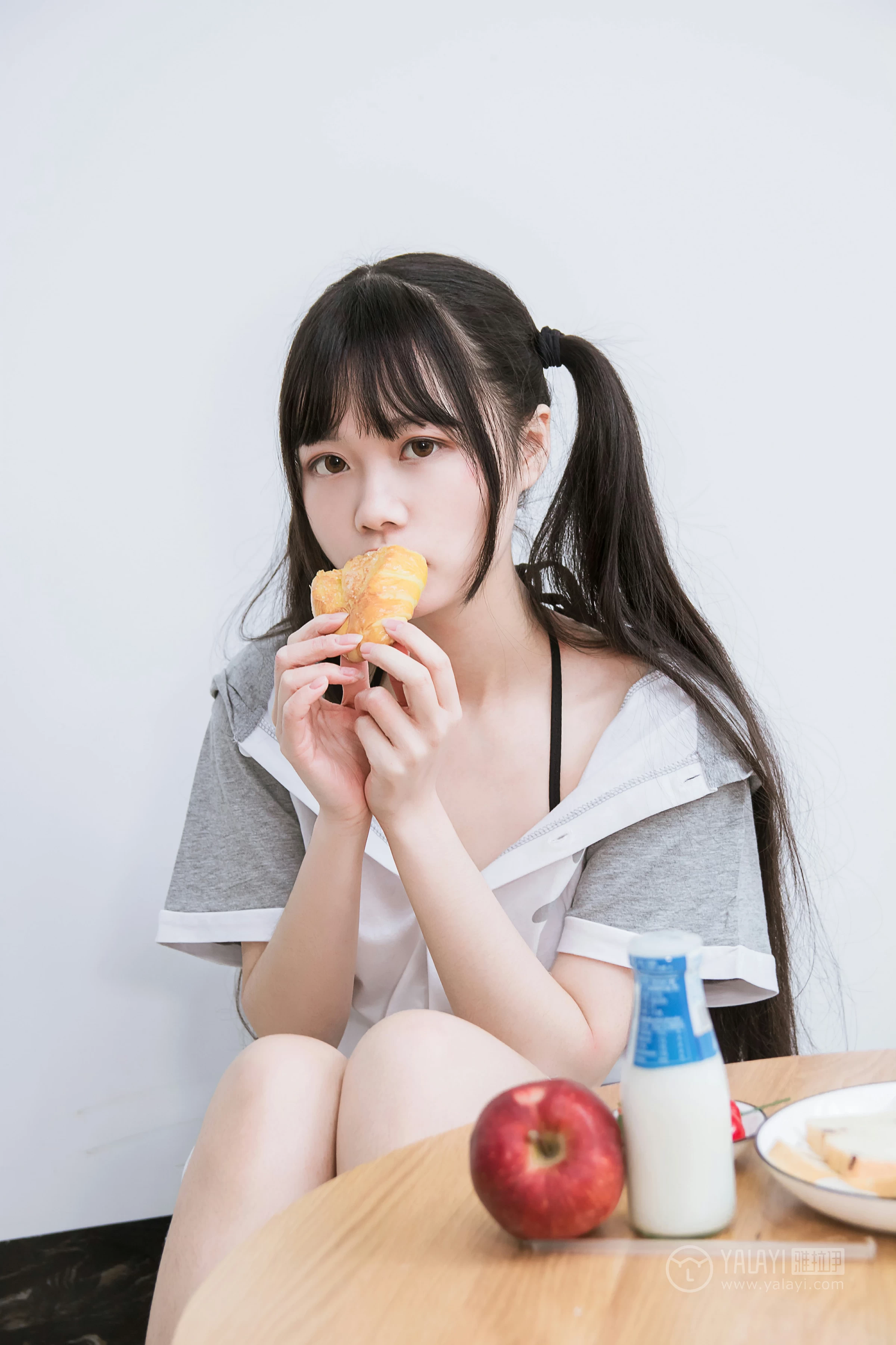 [YALAYI雅拉伊]No.201 龙猫睡衣 小琉 灰色连身睡衣加黑色情趣内衣性感私房写真集第11张