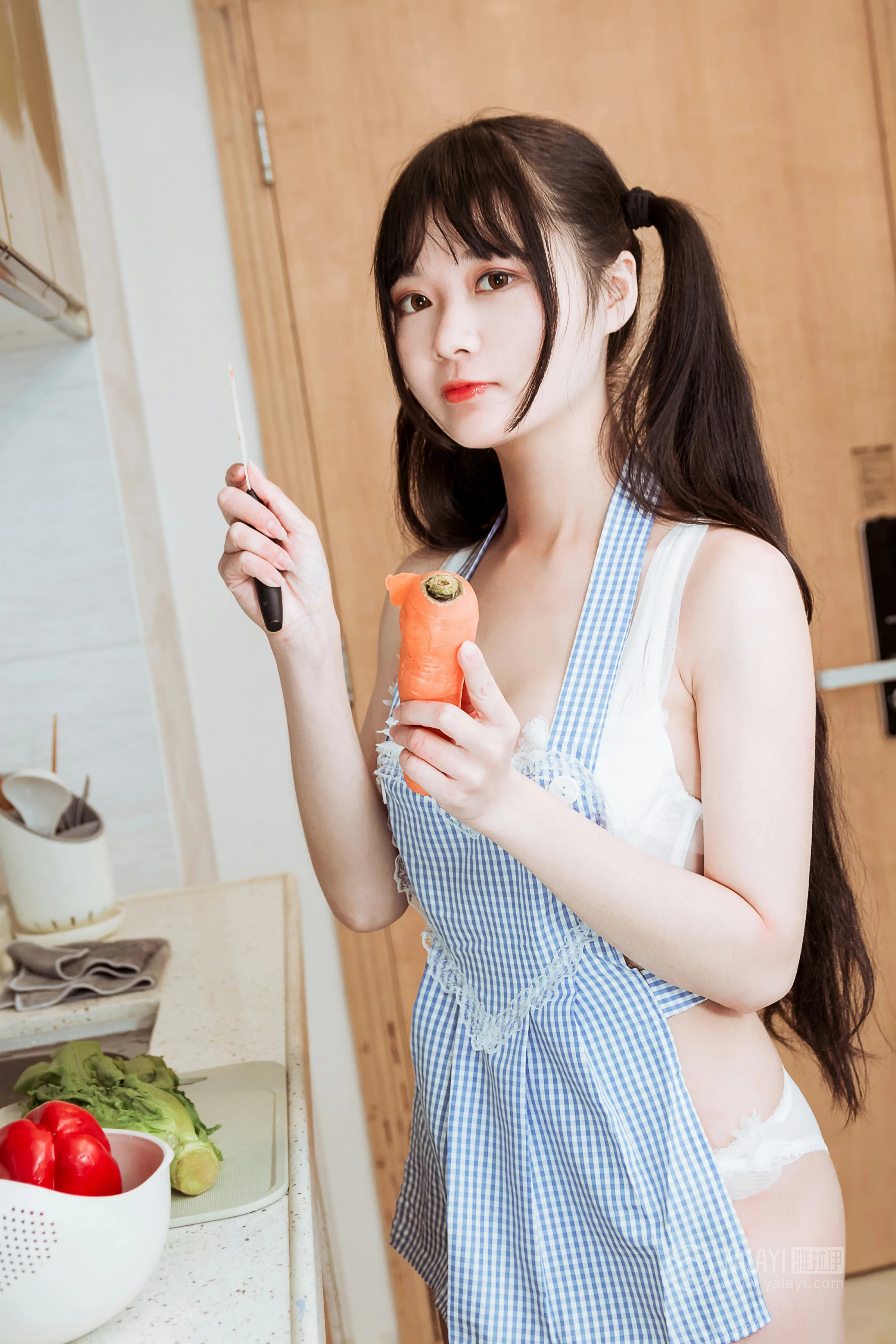 [YALAYI雅拉伊]No.204 美味厨娘 小琉 格子围裙加白色蕾丝内衣性感私房写真集第1张