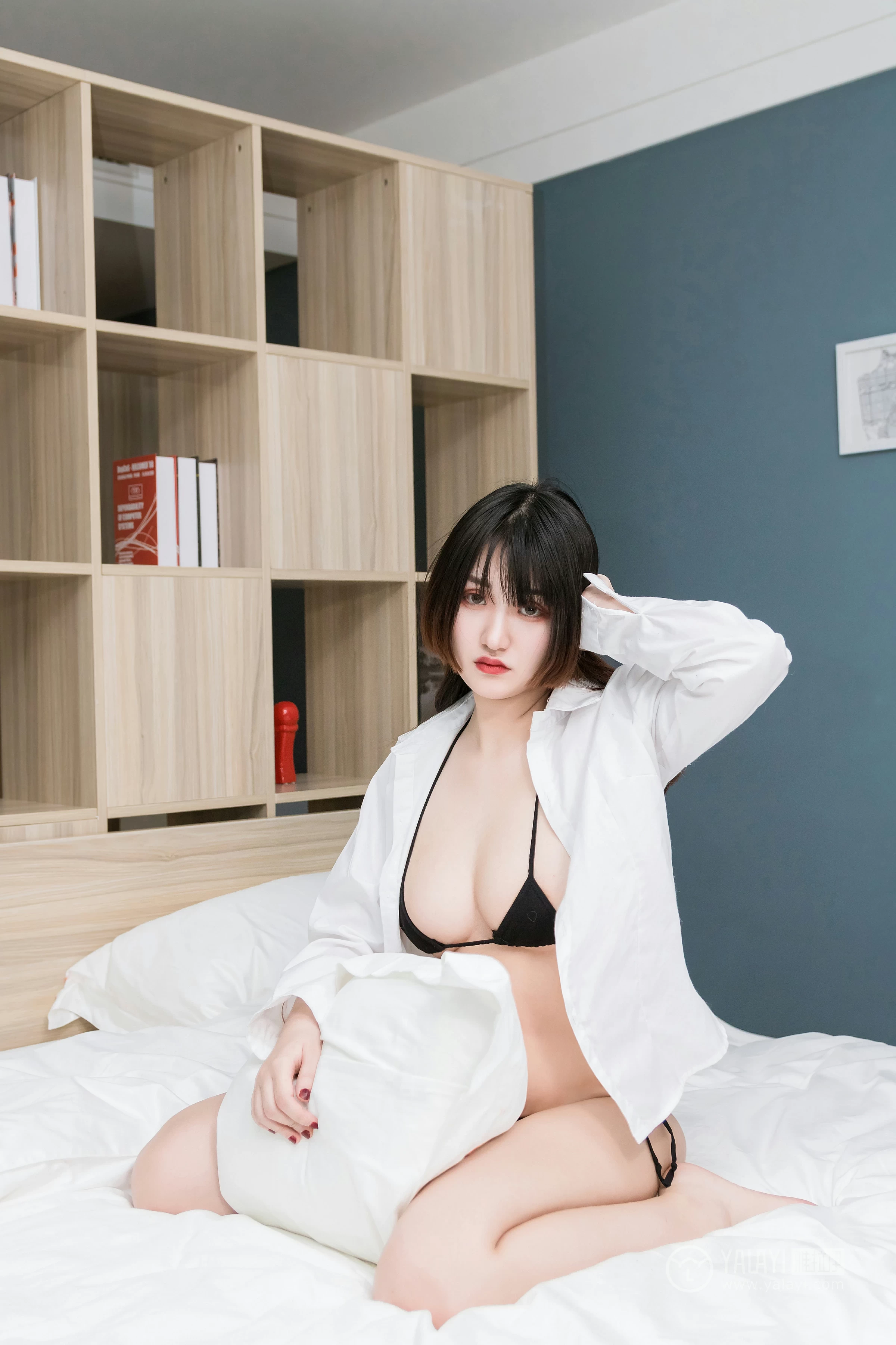 [YALAYI雅拉伊]No.221 极品秘书 娇子 黑色情趣内衣与紧身连衣裙加黑色丝袜美腿性感私房写真集第7张