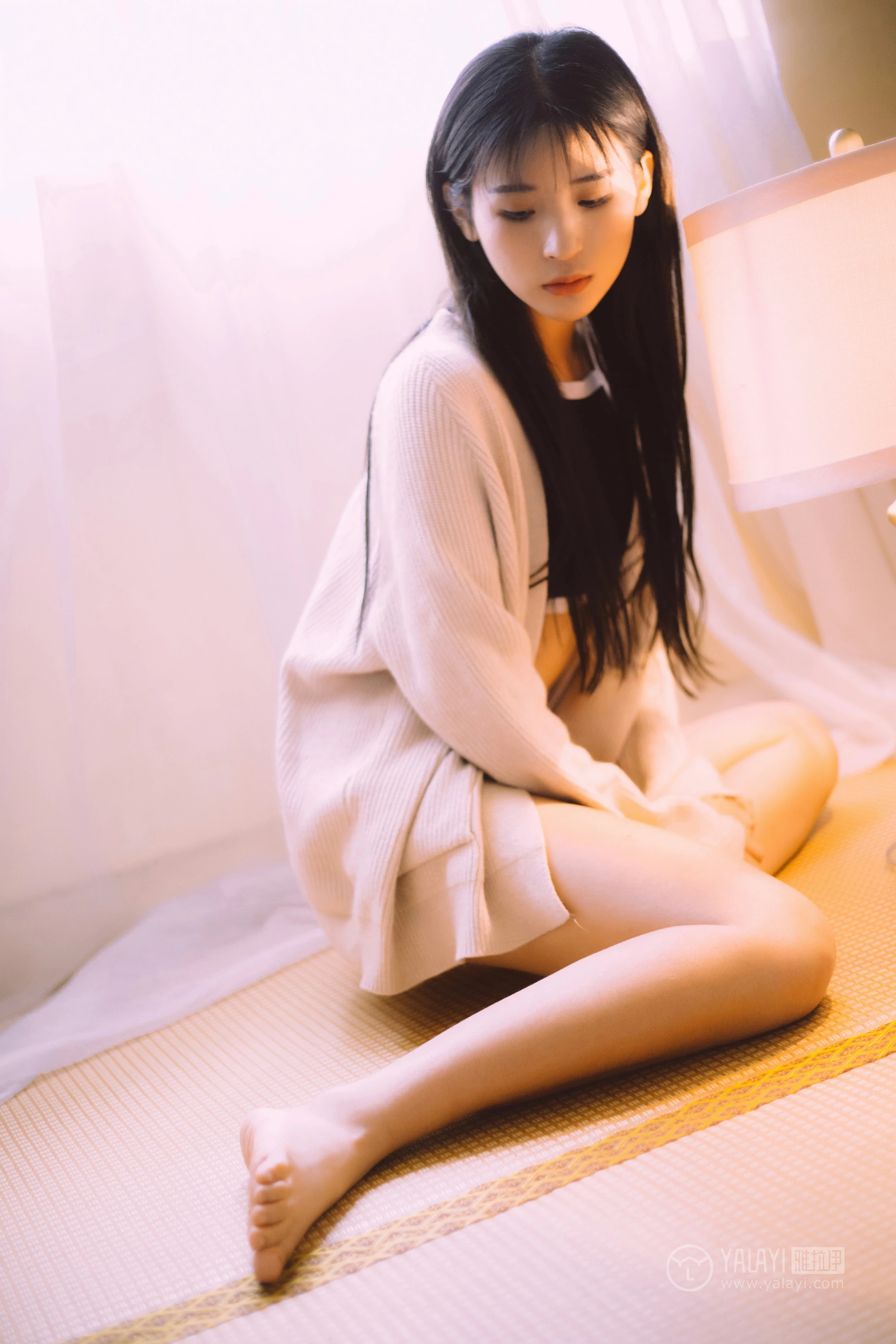 [YALAYI雅拉伊]No.222 如花似玉 阿惜 白色外套加蓝色内衣性感私房写真集第1张