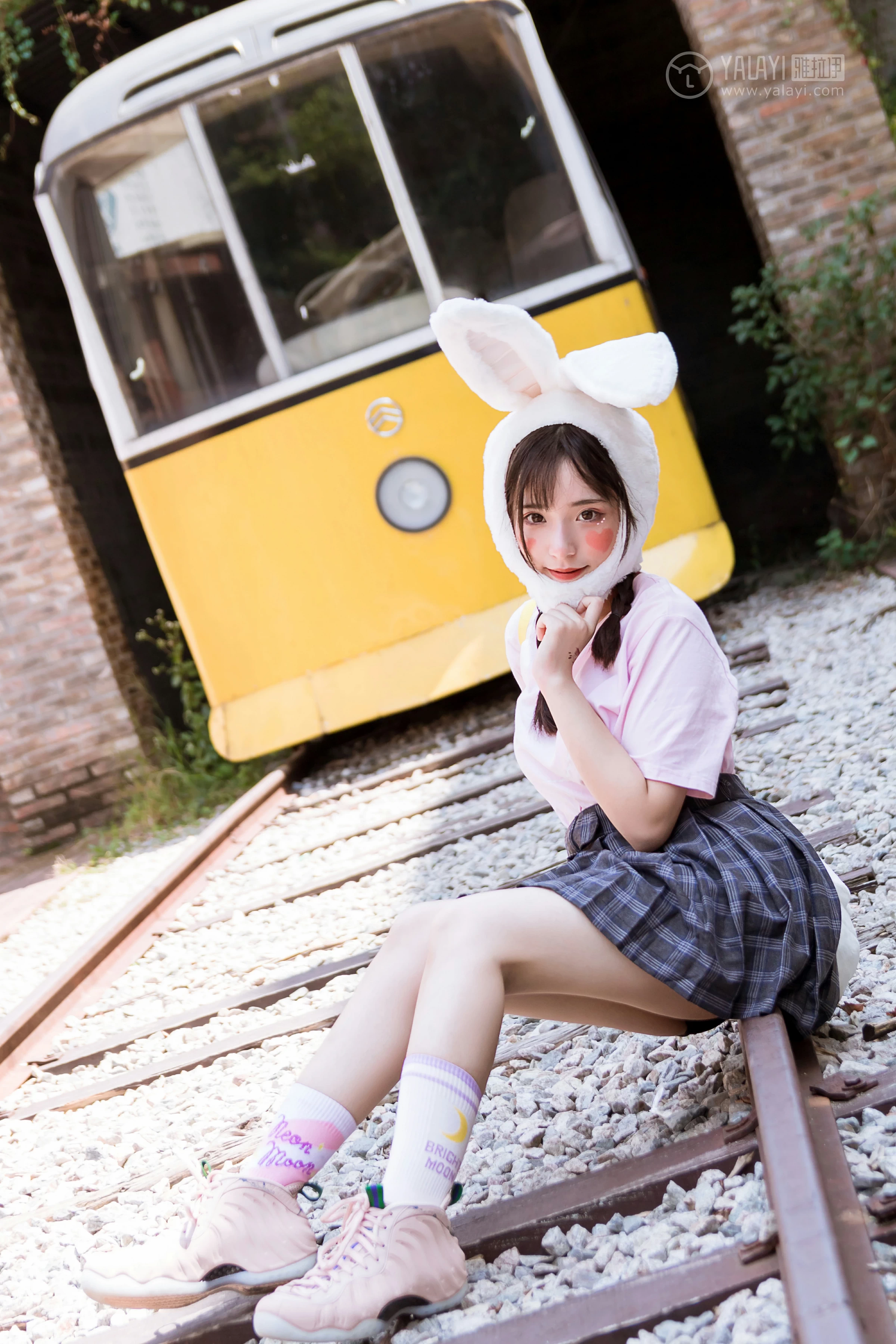 [YALAYI雅拉伊]No.251 小兔子乖乖 阿橙 粉色短袖加灰色格子短裙清纯可爱私房写真集第6张
