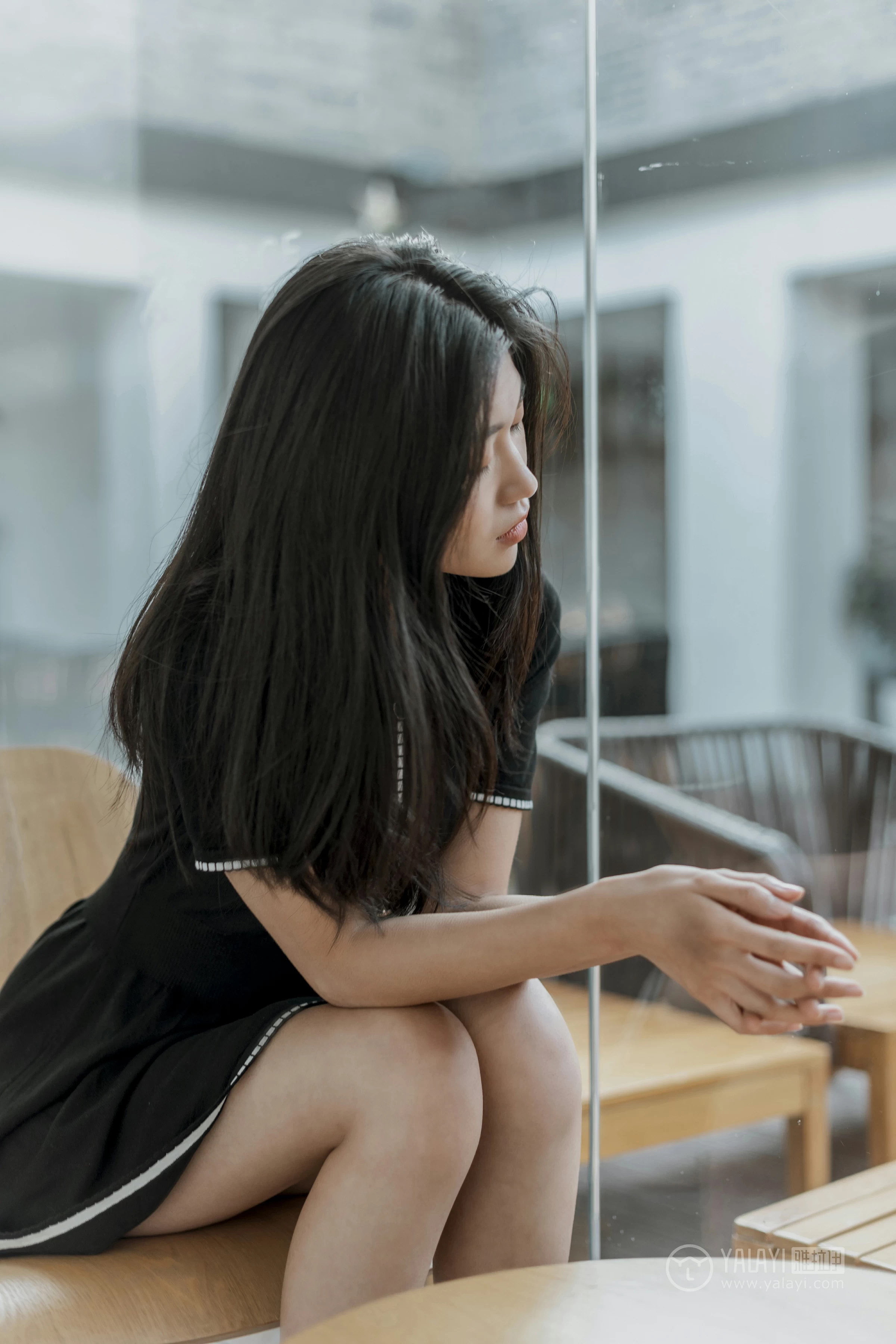 [YALAYI雅拉伊]No.255 款款情深 乔妹儿 黑色收腰连衣裙居家私房写真集第4张