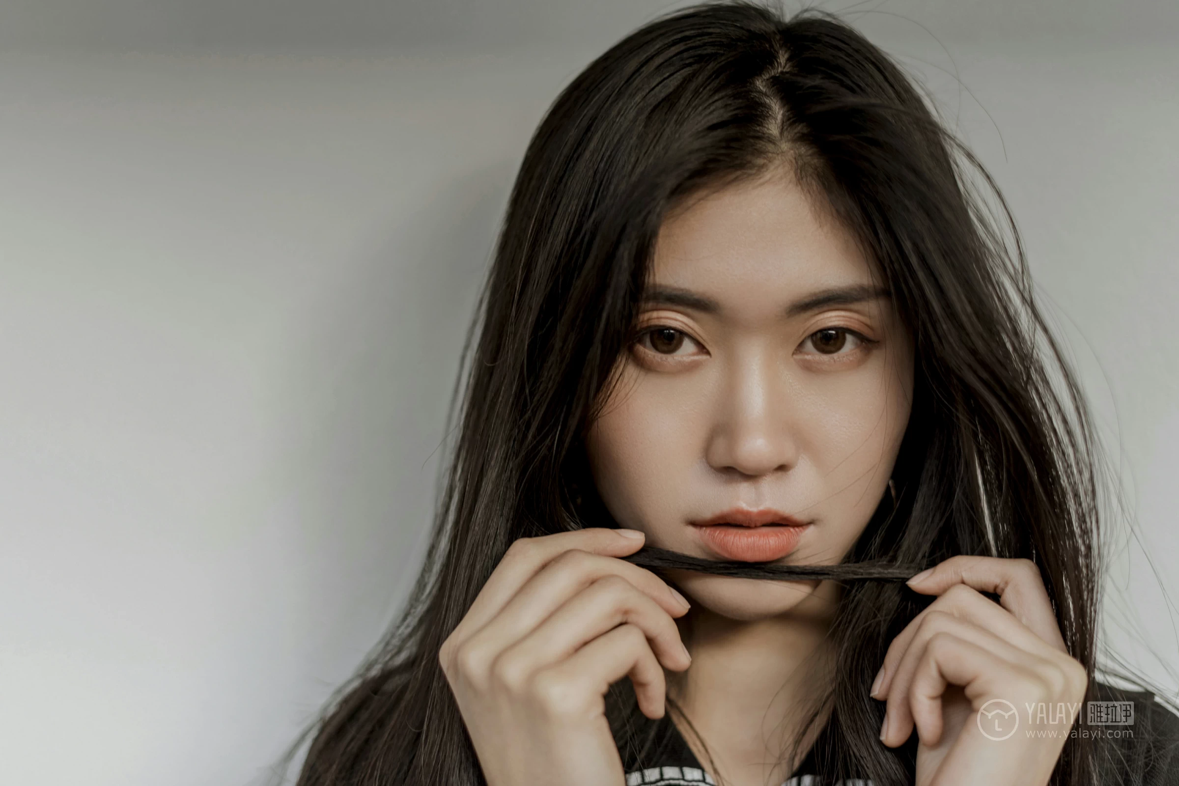[YALAYI雅拉伊]No.255 款款情深 乔妹儿 黑色收腰连衣裙居家私房写真集第6张