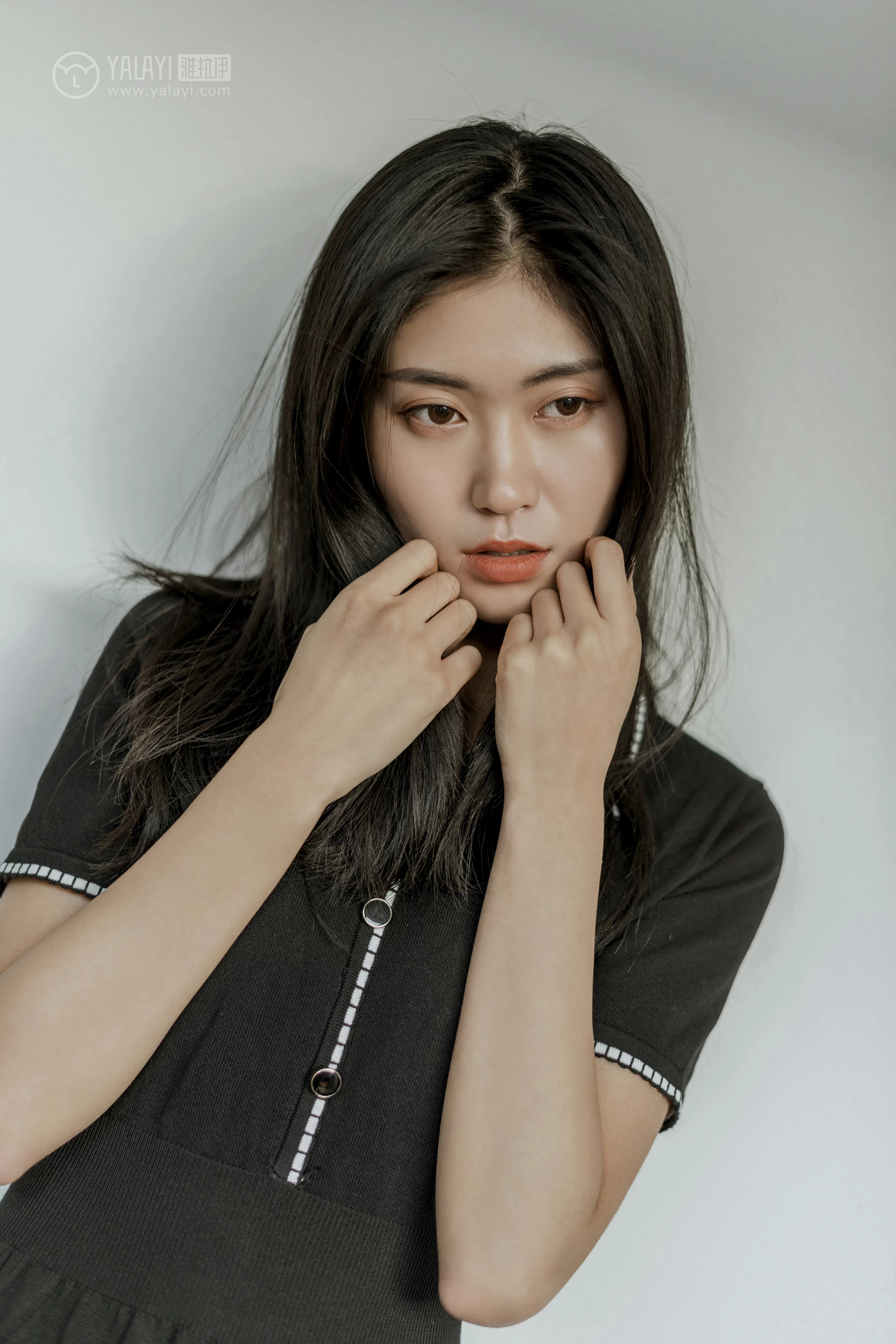 [YALAYI雅拉伊]No.255 款款情深 乔妹儿 黑色收腰连衣裙居家私房写真集第6张