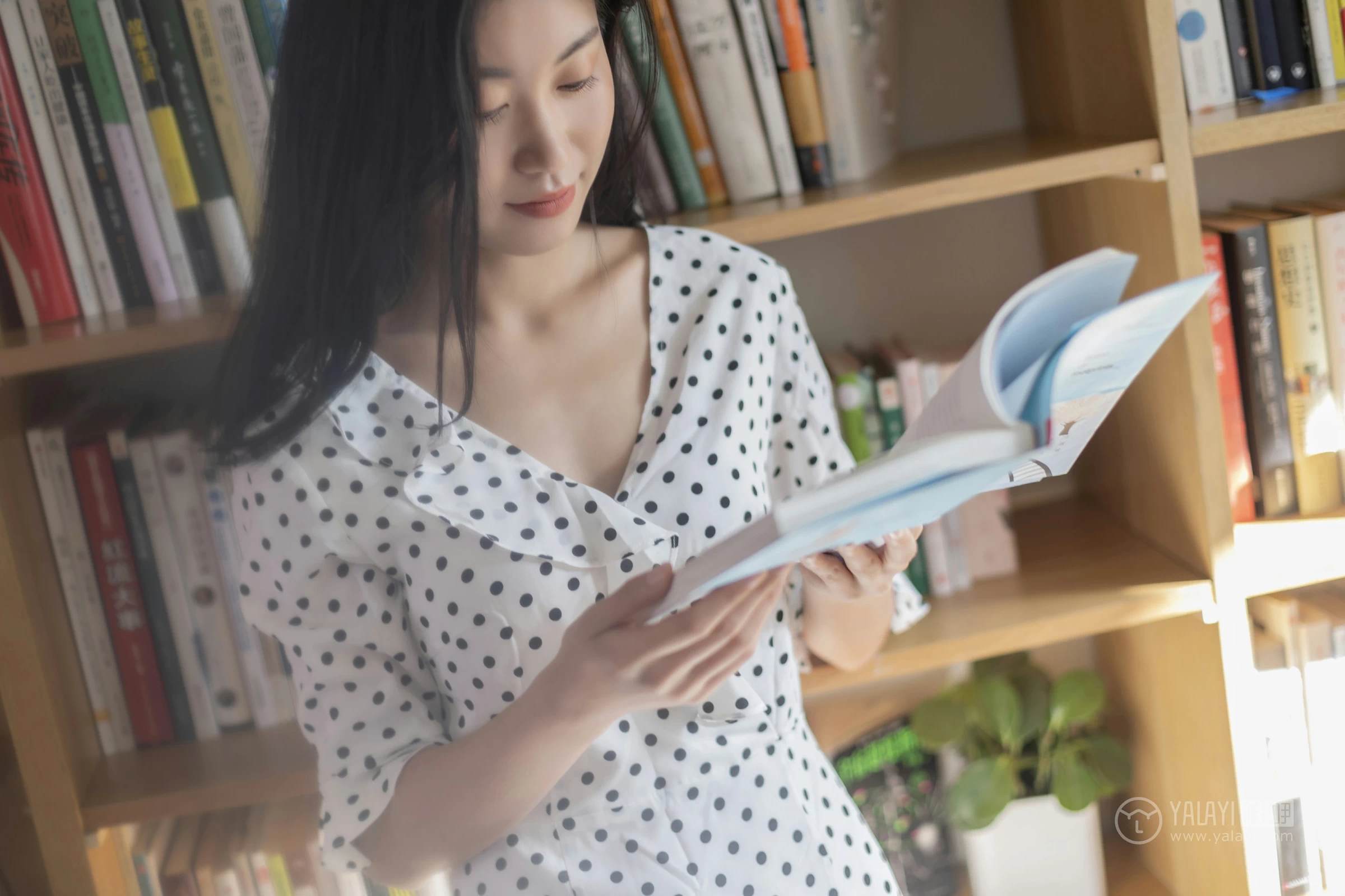 [YALAYI雅拉伊]No.264 波点女孩儿 乔妹儿 白色透视连衣裙居家私房写真集第5张