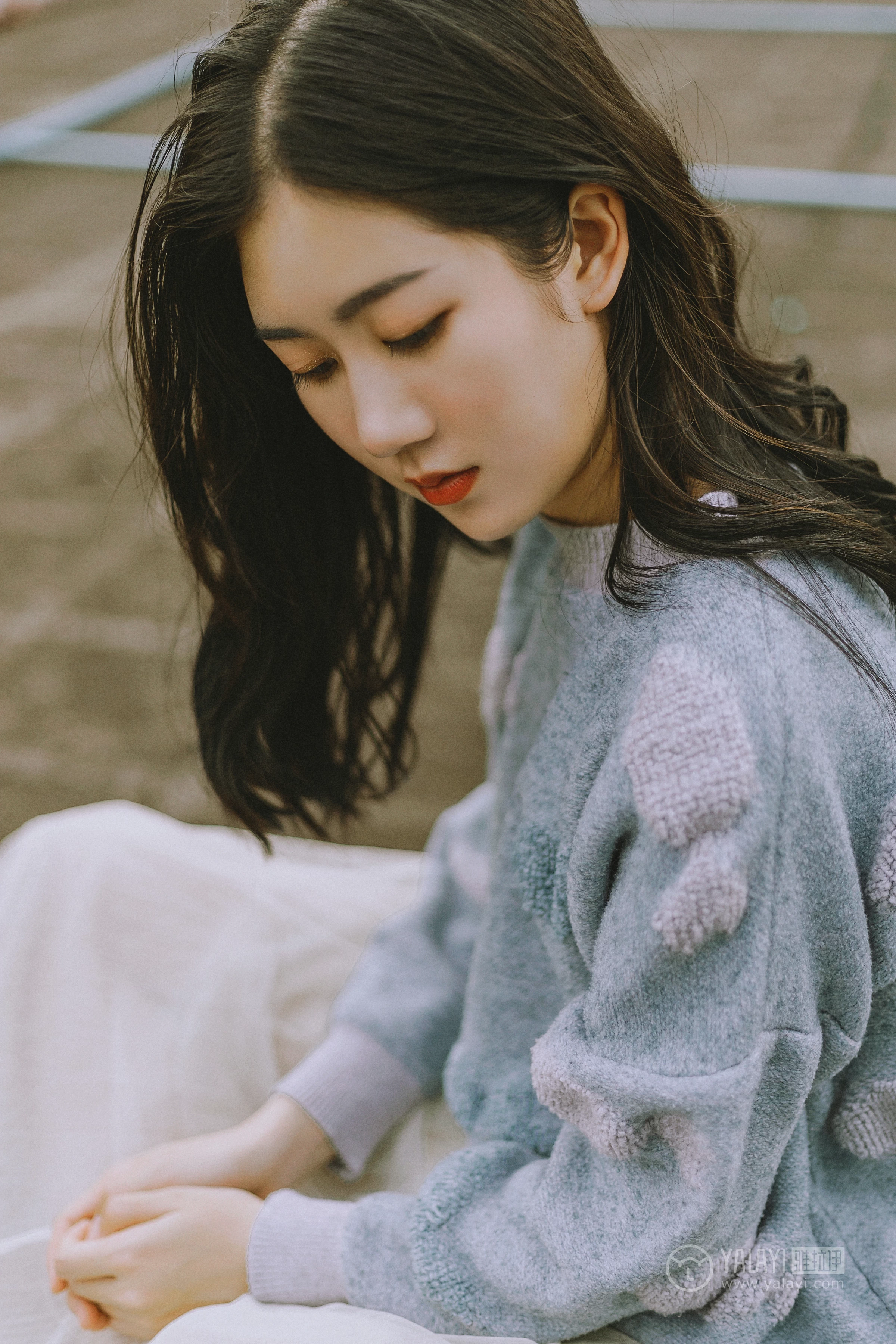 [YALAYI雅拉伊] No.274 芳华 喜儿 蓝色卫衣与白色透视短裙性感私房写真集第14张
