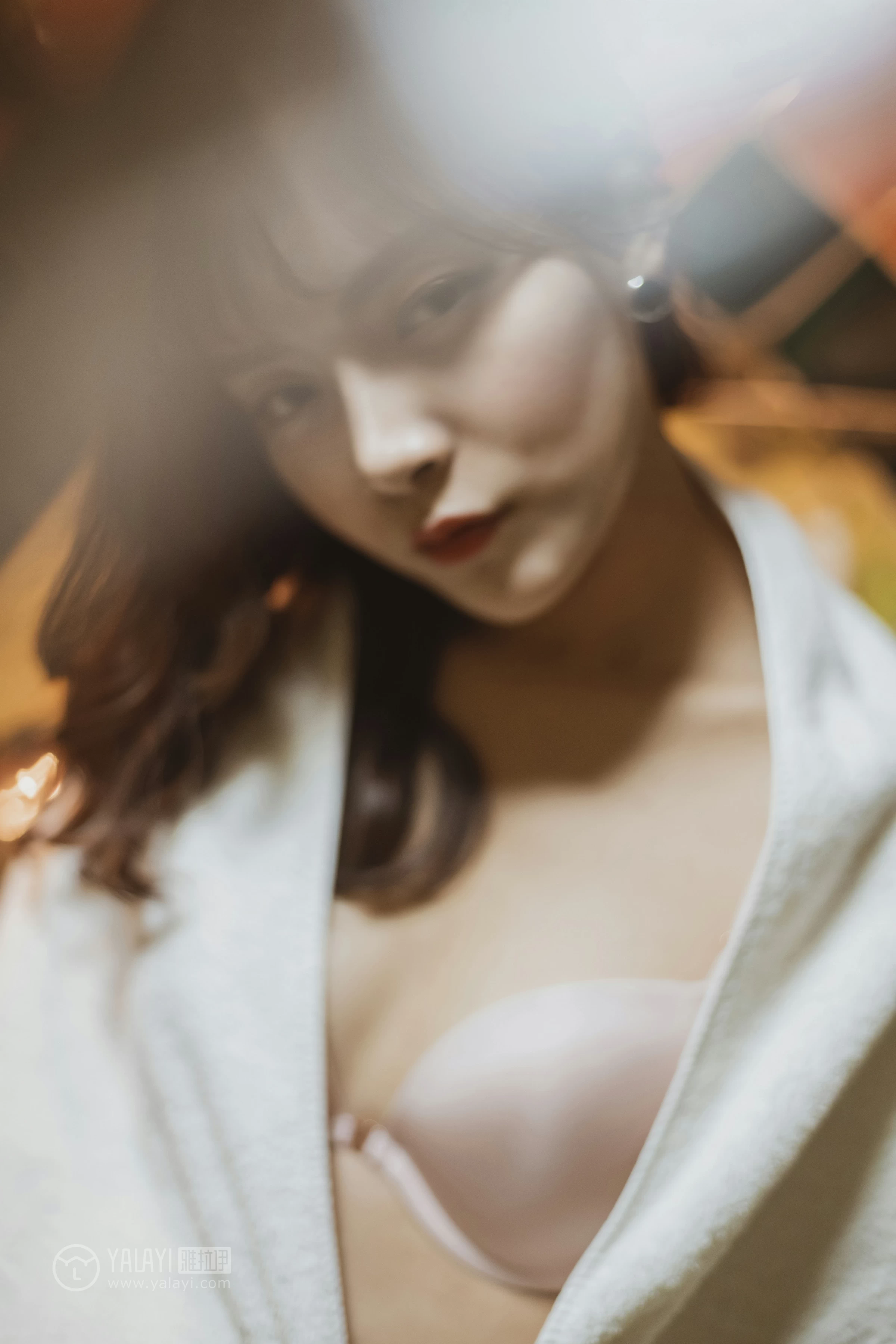 [YALAYI雅拉伊]No.301 角落里 芷琳 白色浴袍加粉色内衣性感私房写真集第5张