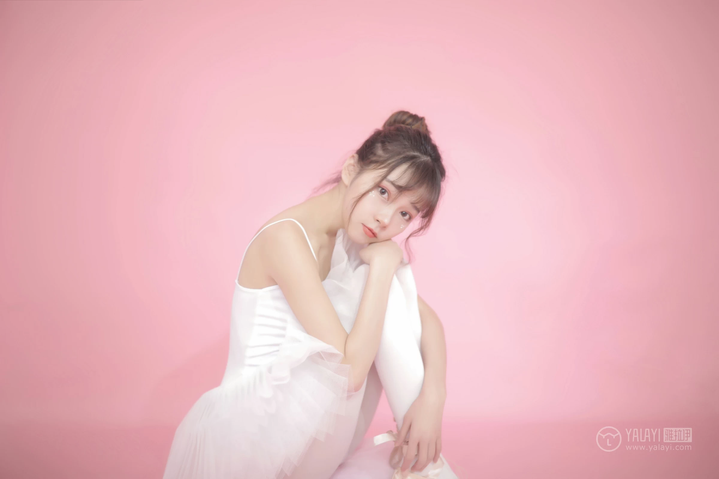 [YALAYI雅拉伊]No.303 花仙 花儿 白色镂空连衣裙与白色芭蕾舞裙性感私房写真集第5张