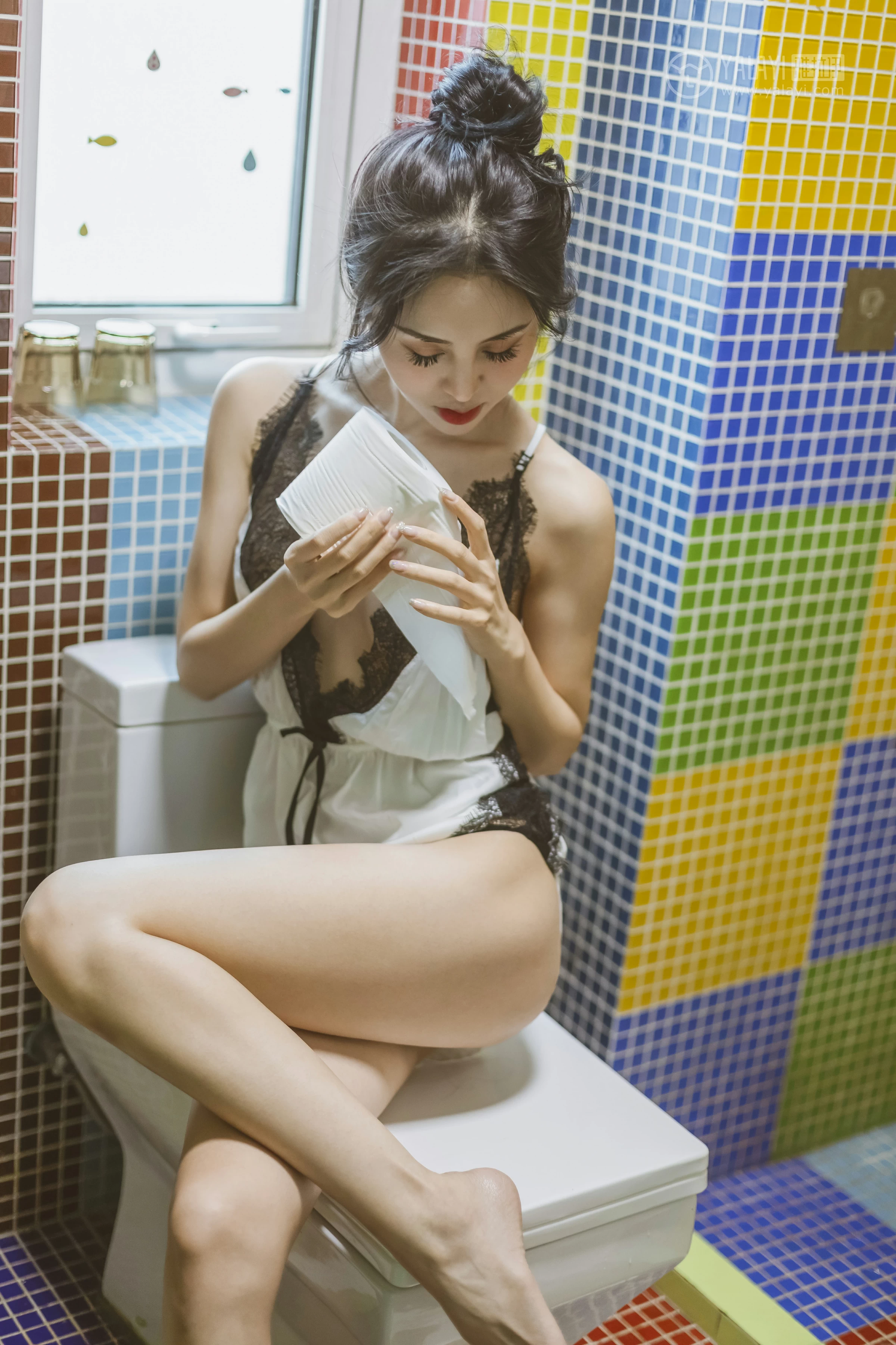 [YALAYI雅拉伊]No.317 魔镜魔镜告诉我 凉儿 白色吊带裸背睡衣裙性感私房写真集第2张