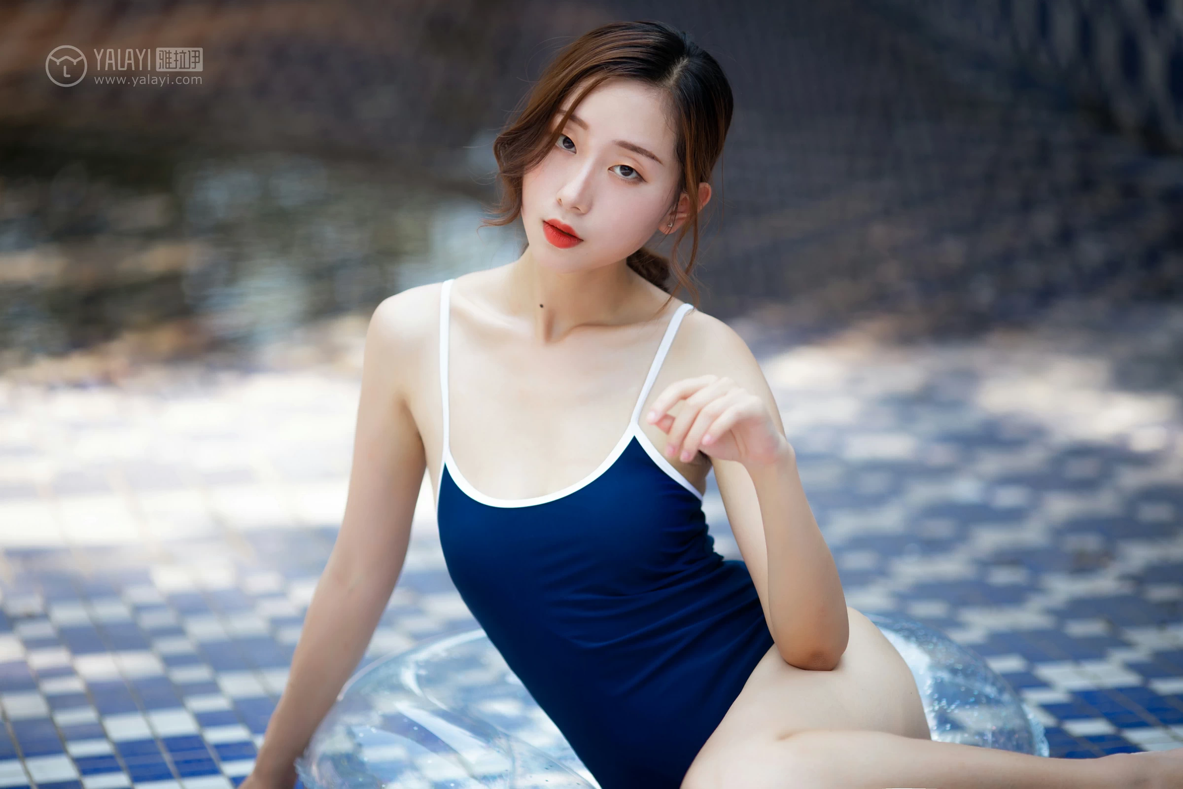 [YALAYI雅拉伊]No.333 海的味道 晓琦 蓝色紧身连体比基尼泳装性感私房写真集第4张
