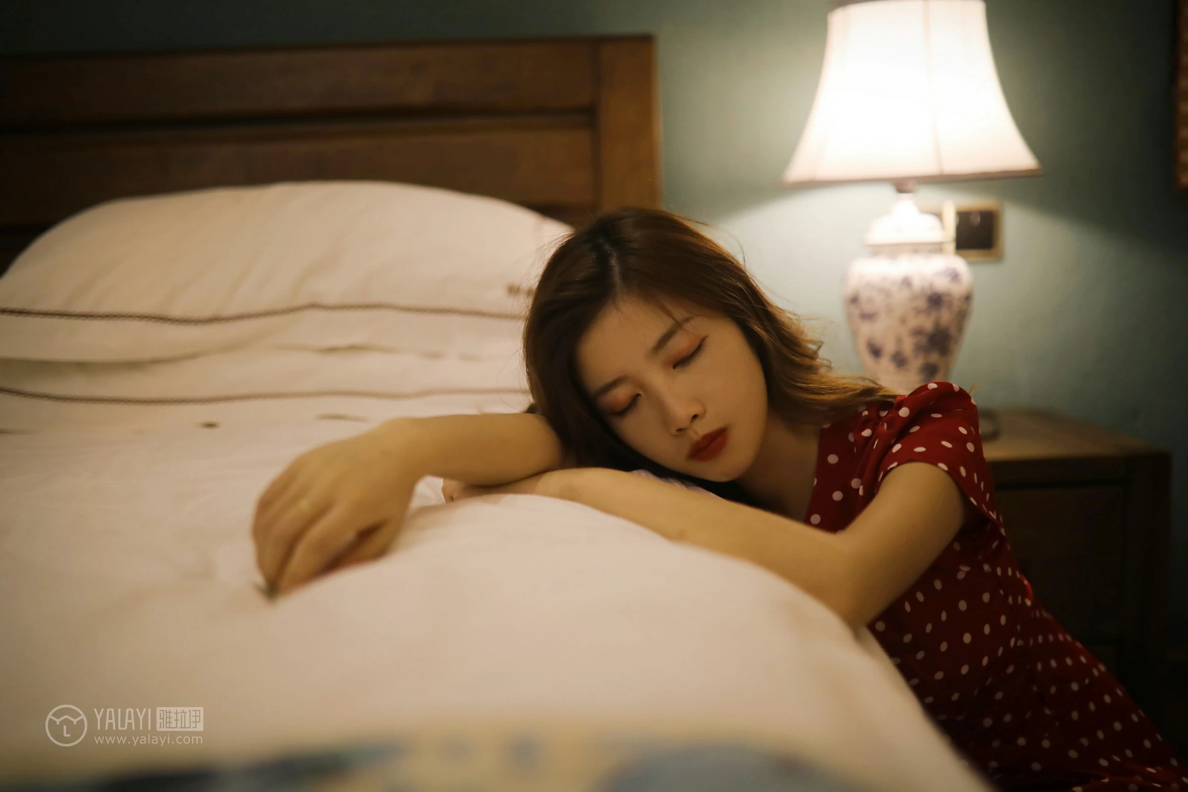 [YALAYI雅拉伊]No.347 失眠夜 圈圈 红色亮点连衣裙居家私房写真集第6张