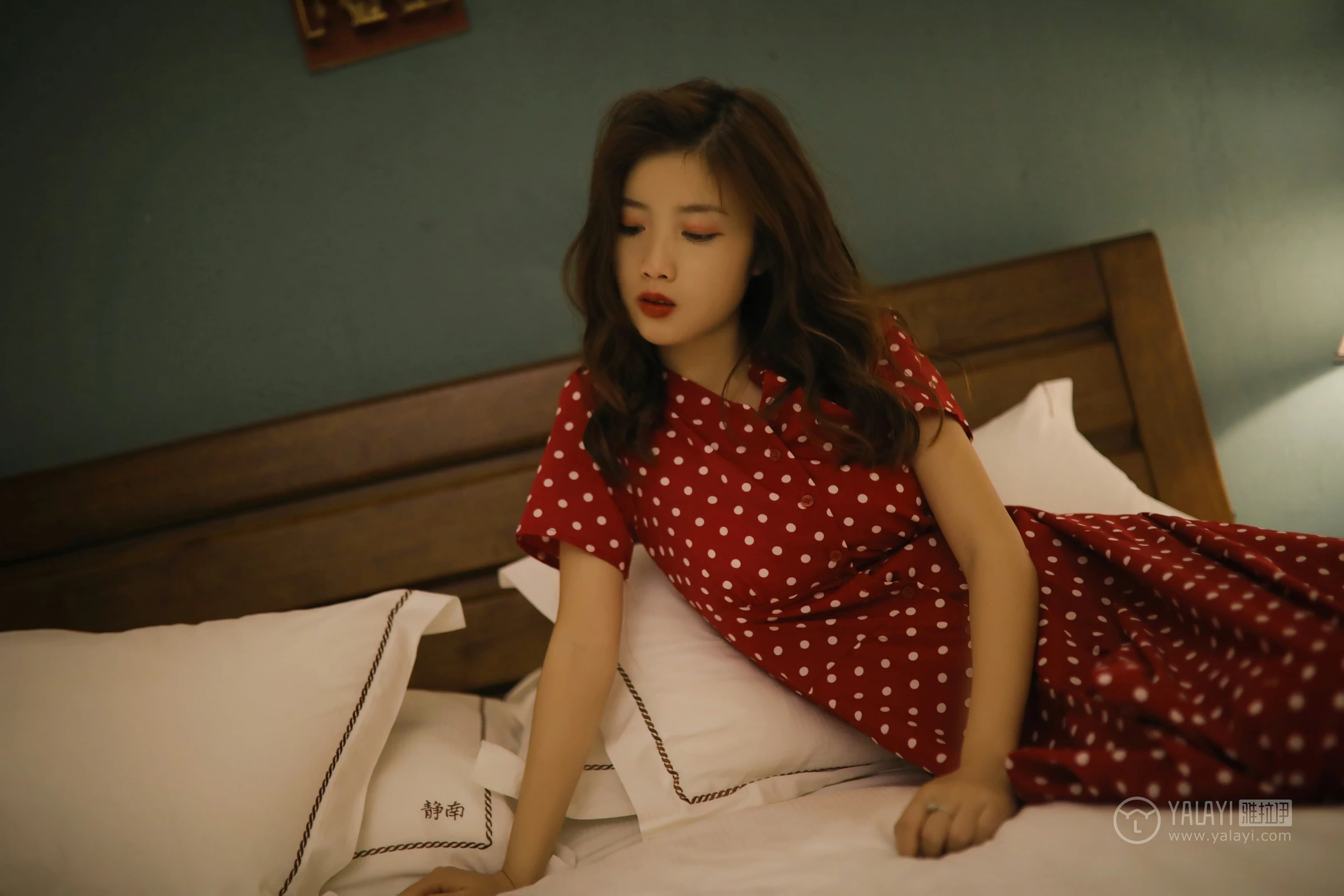 [YALAYI雅拉伊]No.347 失眠夜 圈圈 红色亮点连衣裙居家私房写真集第9张