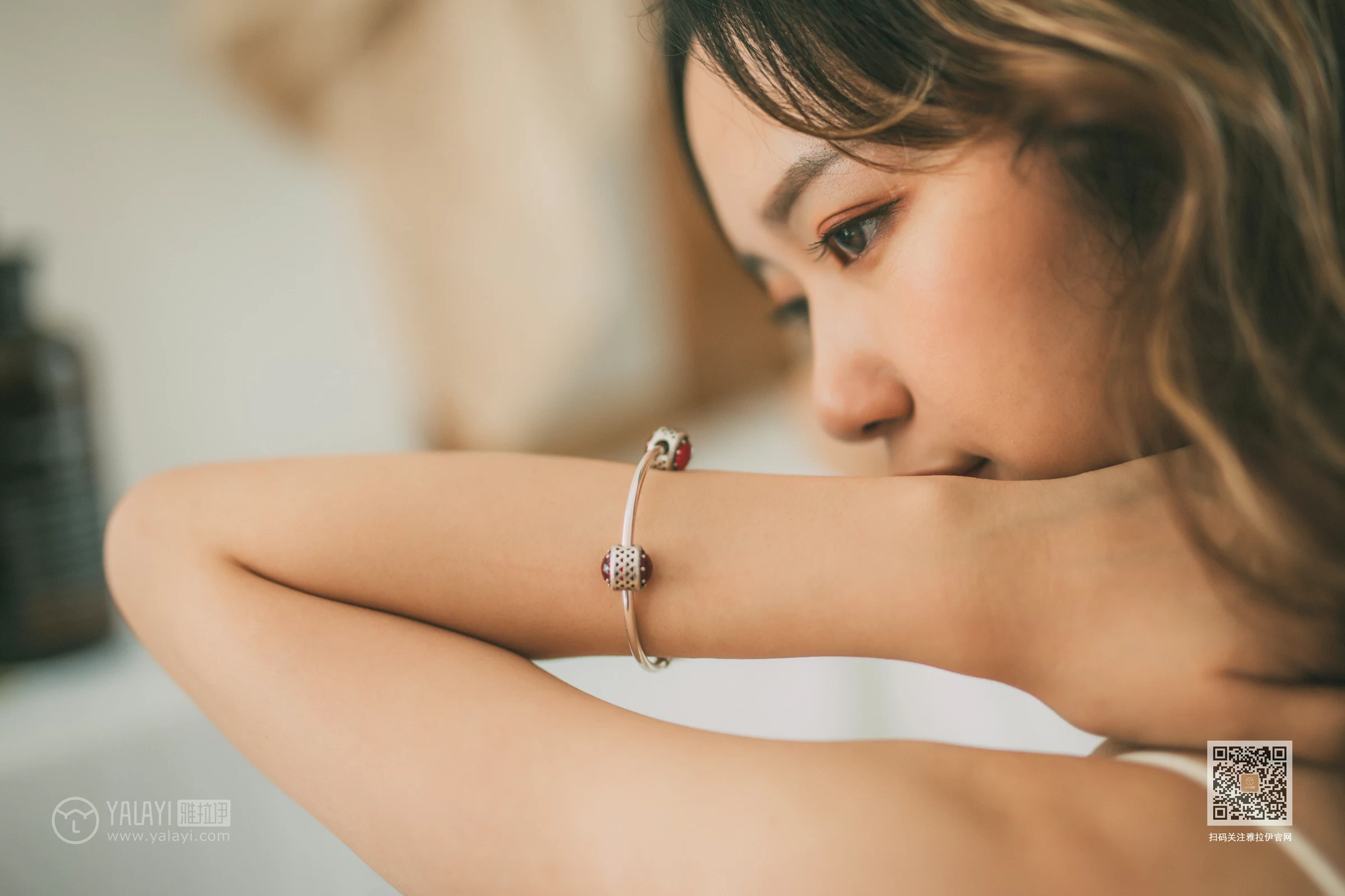 [YALAYI雅拉伊]Vol.408 写生模特 晓琳 白色透视睡衣加白色内衣性感私房写真集第7张