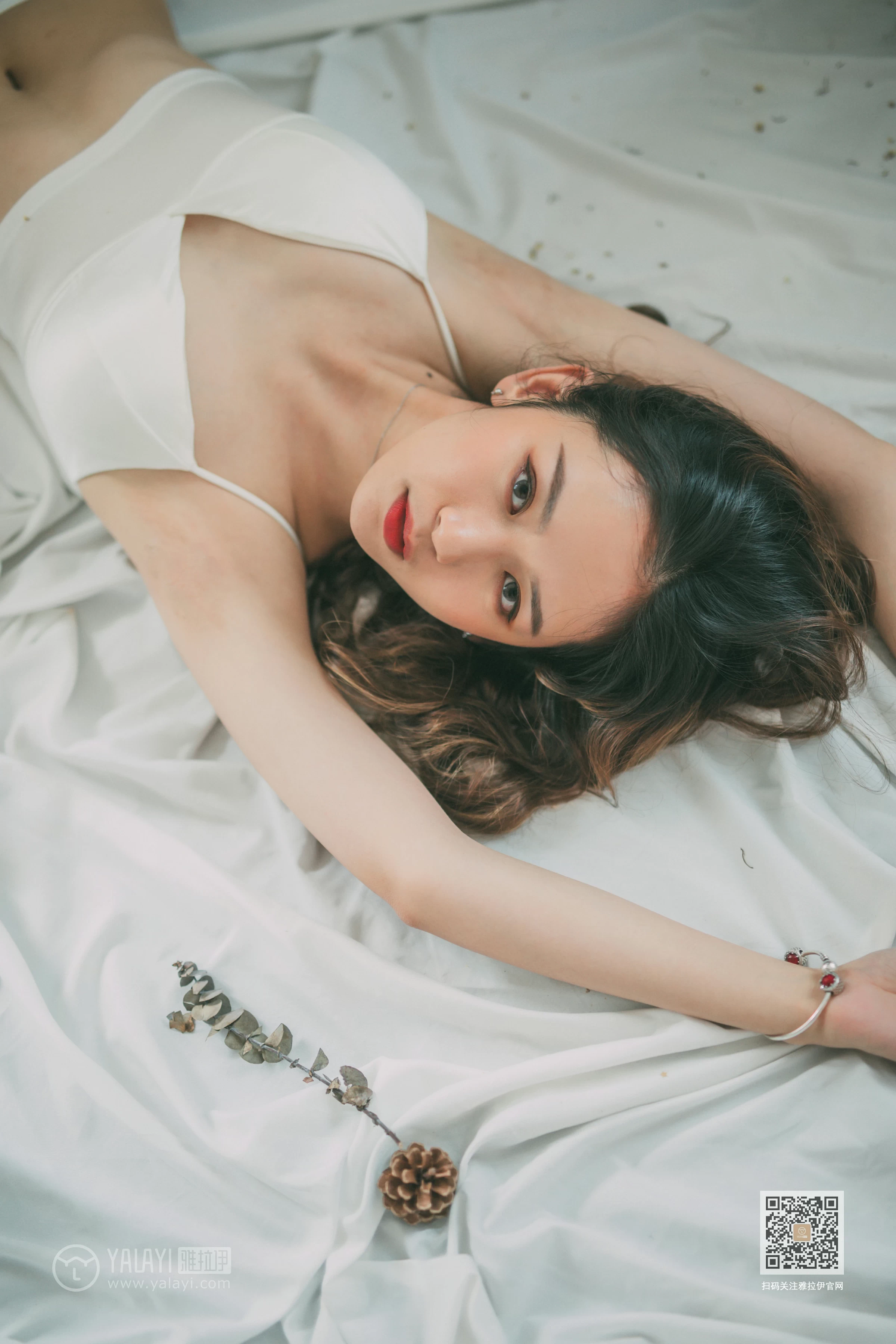 [YALAYI雅拉伊]Vol.408 写生模特 晓琳 白色透视睡衣加白色内衣性感私房写真集第15张