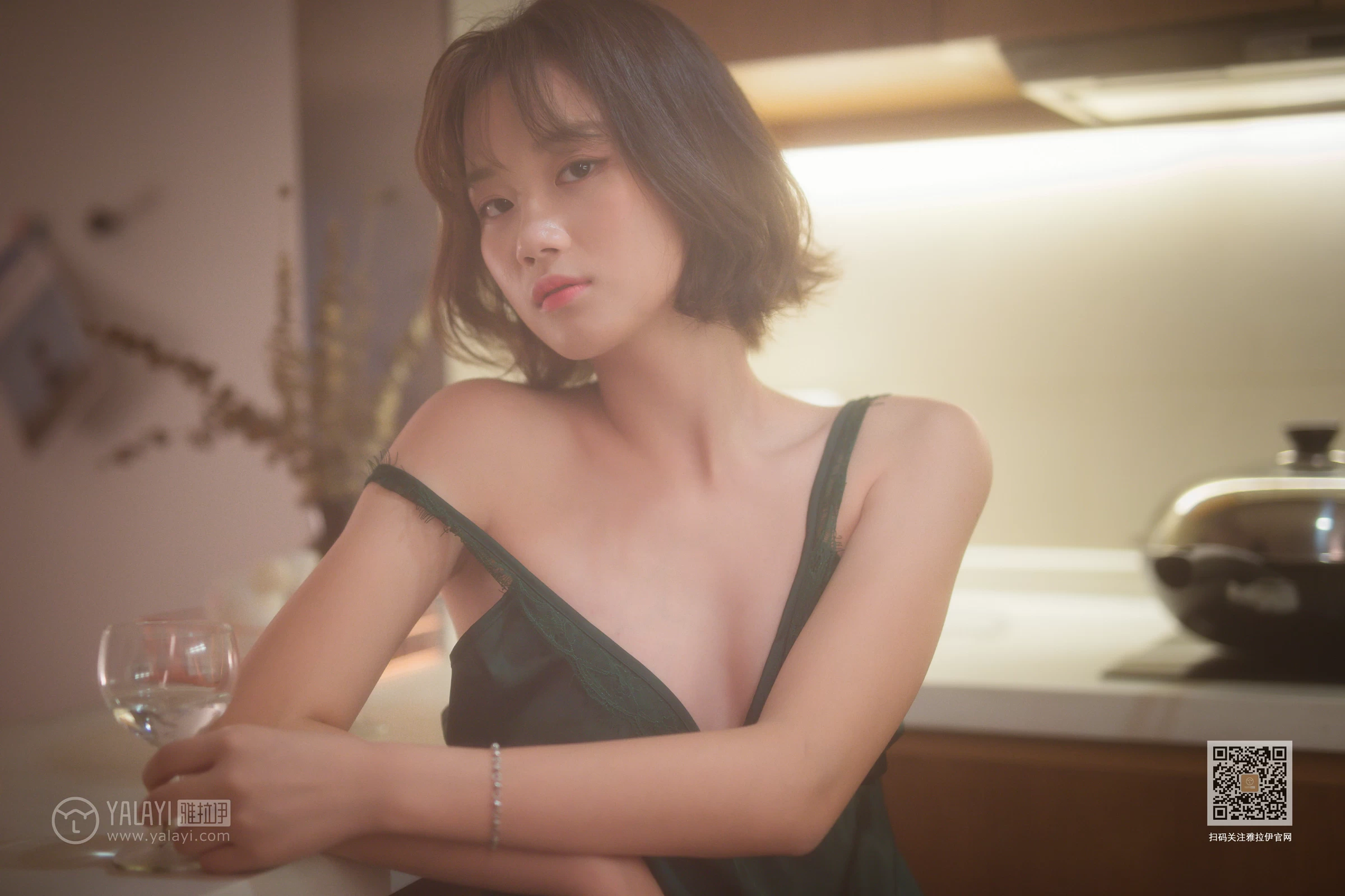 [YALAYI雅拉伊]Vol.412 特技小厨娘 良子 吊带睡衣加蕾丝短裤性感私房写真集第17张