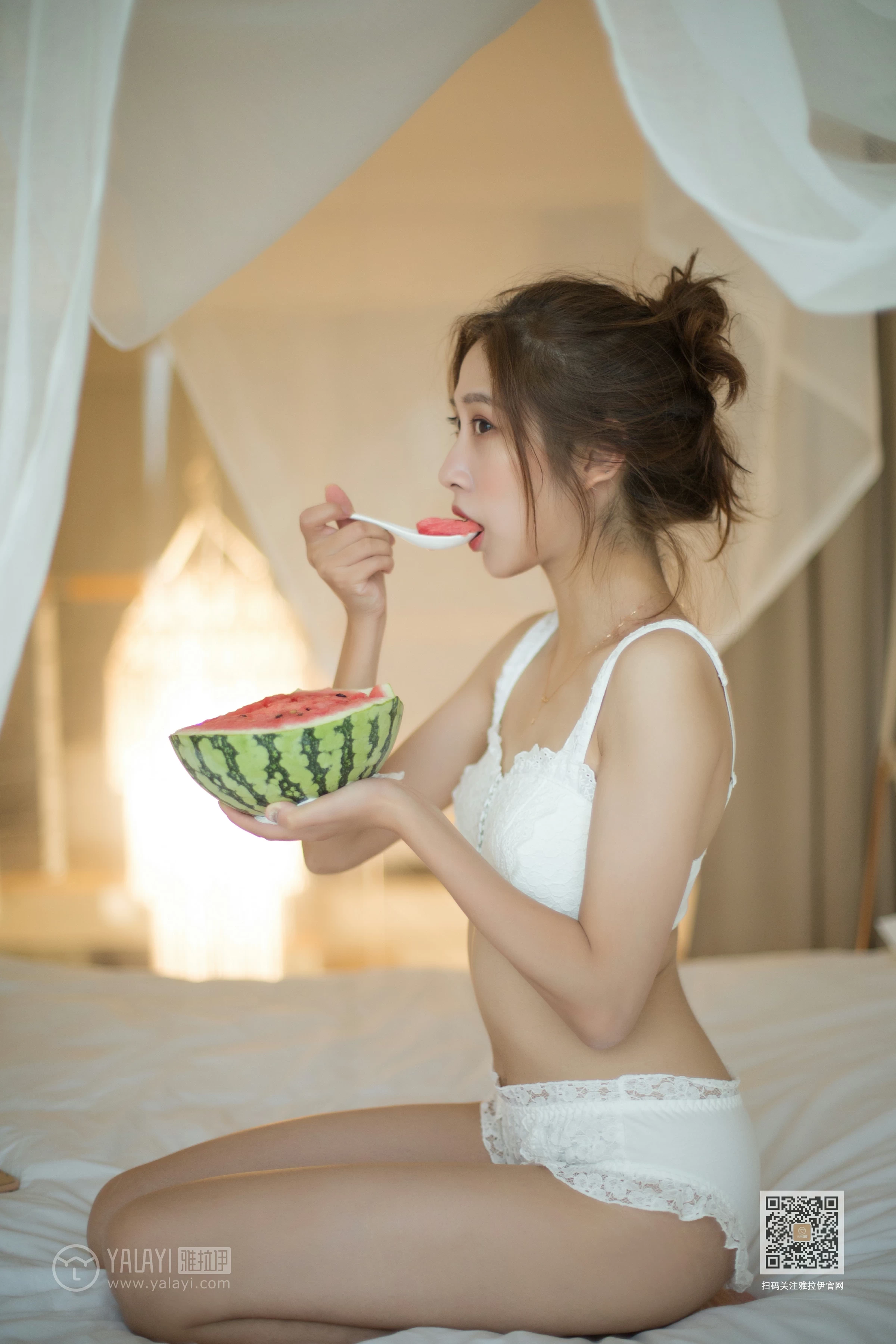 [YALAYI雅拉伊]Vol.421 素颜 蓝心 白色蕾丝内衣与棕色连体比基尼泳装性感私房写真集第9张