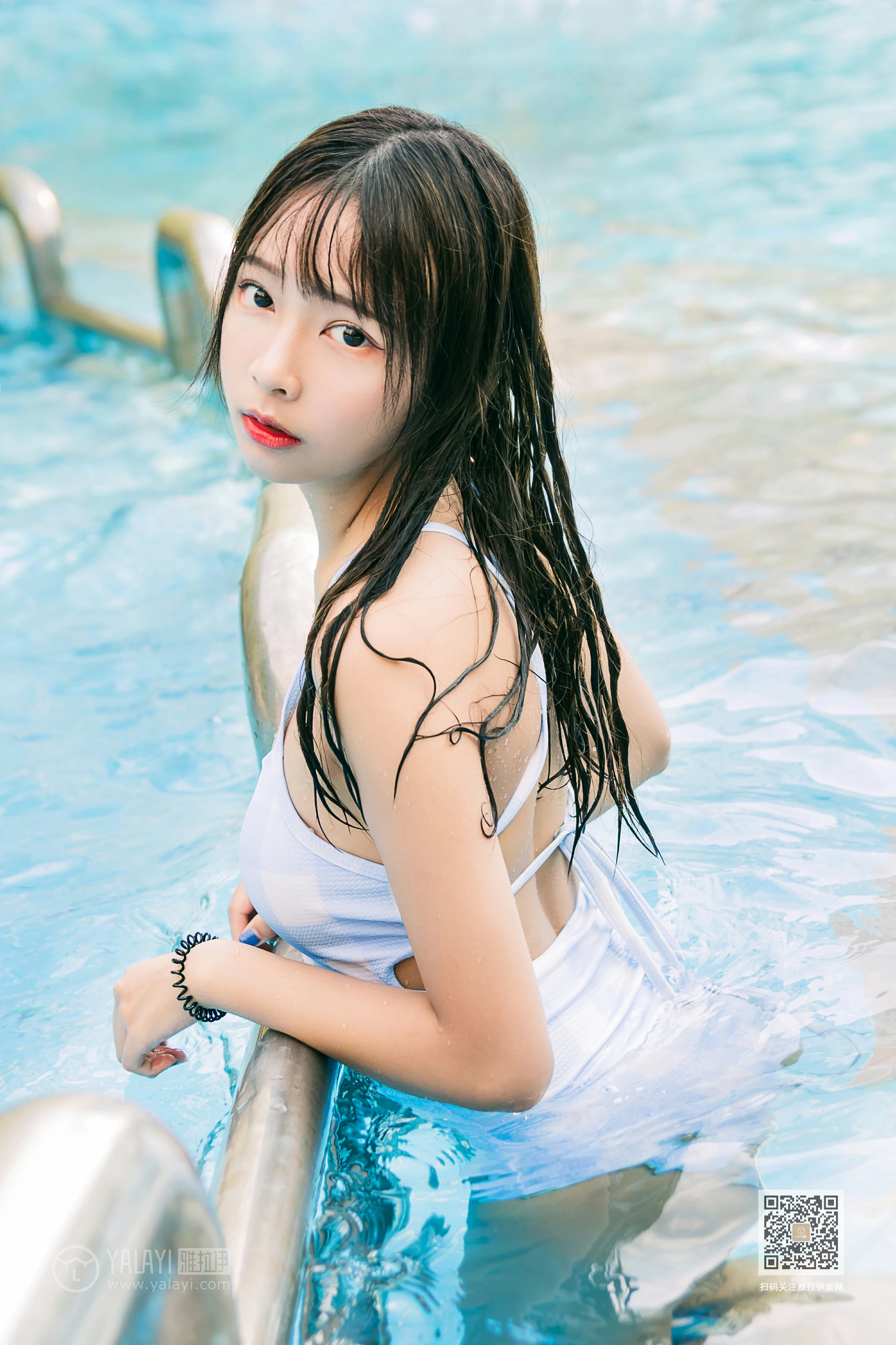 [YALAYI雅拉伊]Vol.437 夏日回憶 阿禾 蓝色连体比基尼泳装性感私房写真集第8张