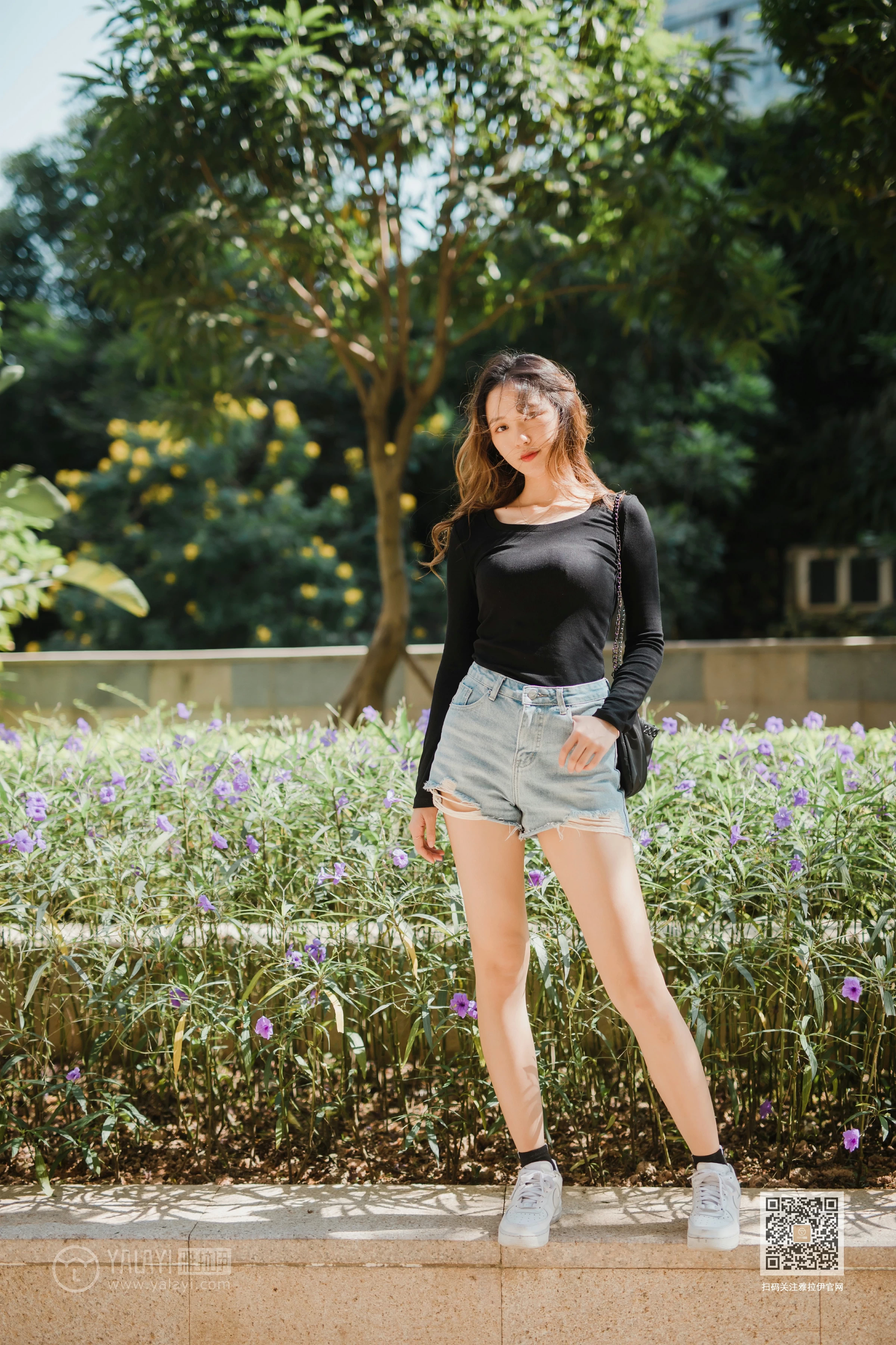 [YALAYI雅拉伊]Vol.484 陪你逛街 晓琳 黑色紧身上衣加牛仔短裤性感私房写真集第4张