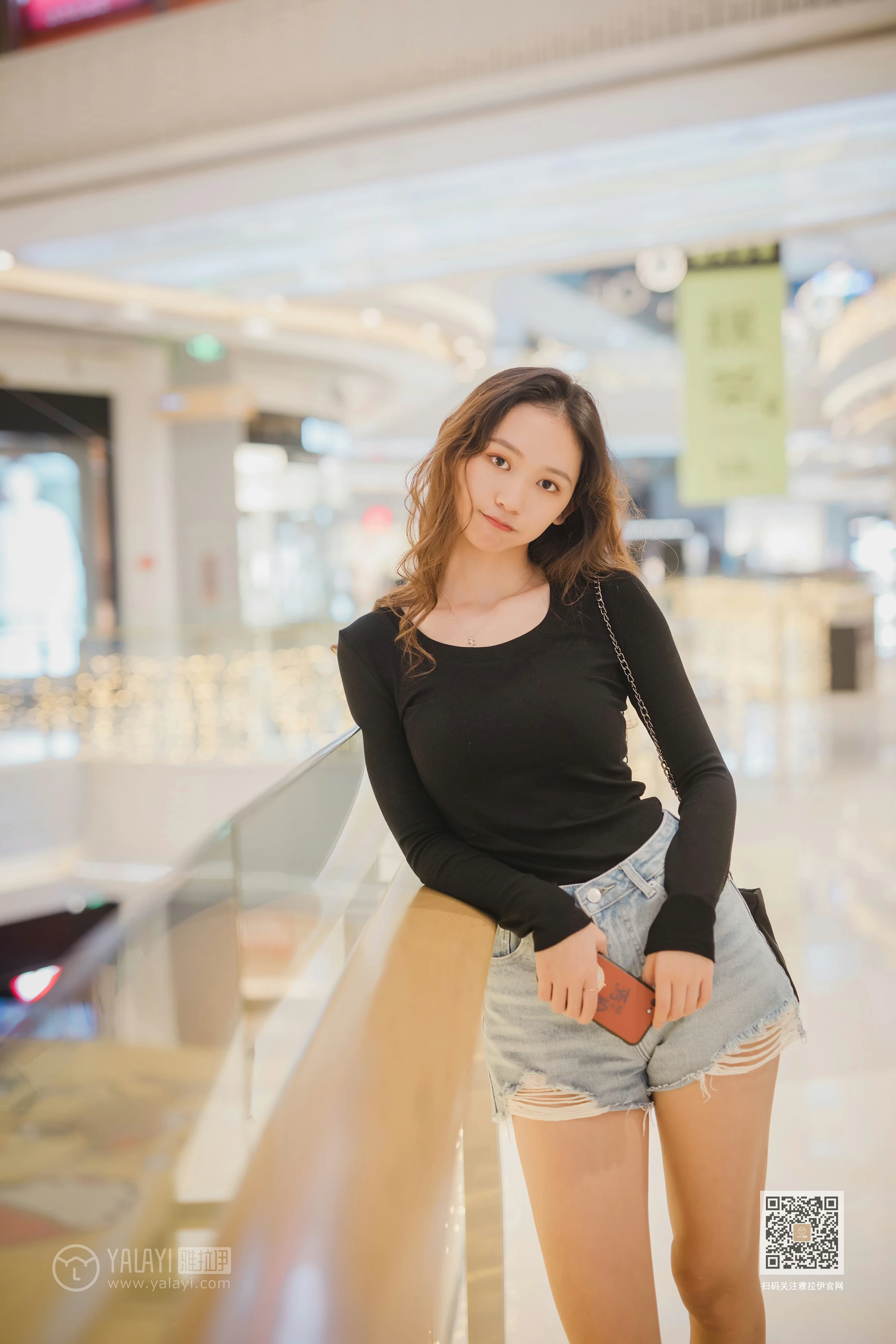 [YALAYI雅拉伊]Vol.484 陪你逛街 晓琳 黑色紧身上衣加牛仔短裤性感私房写真集第9张