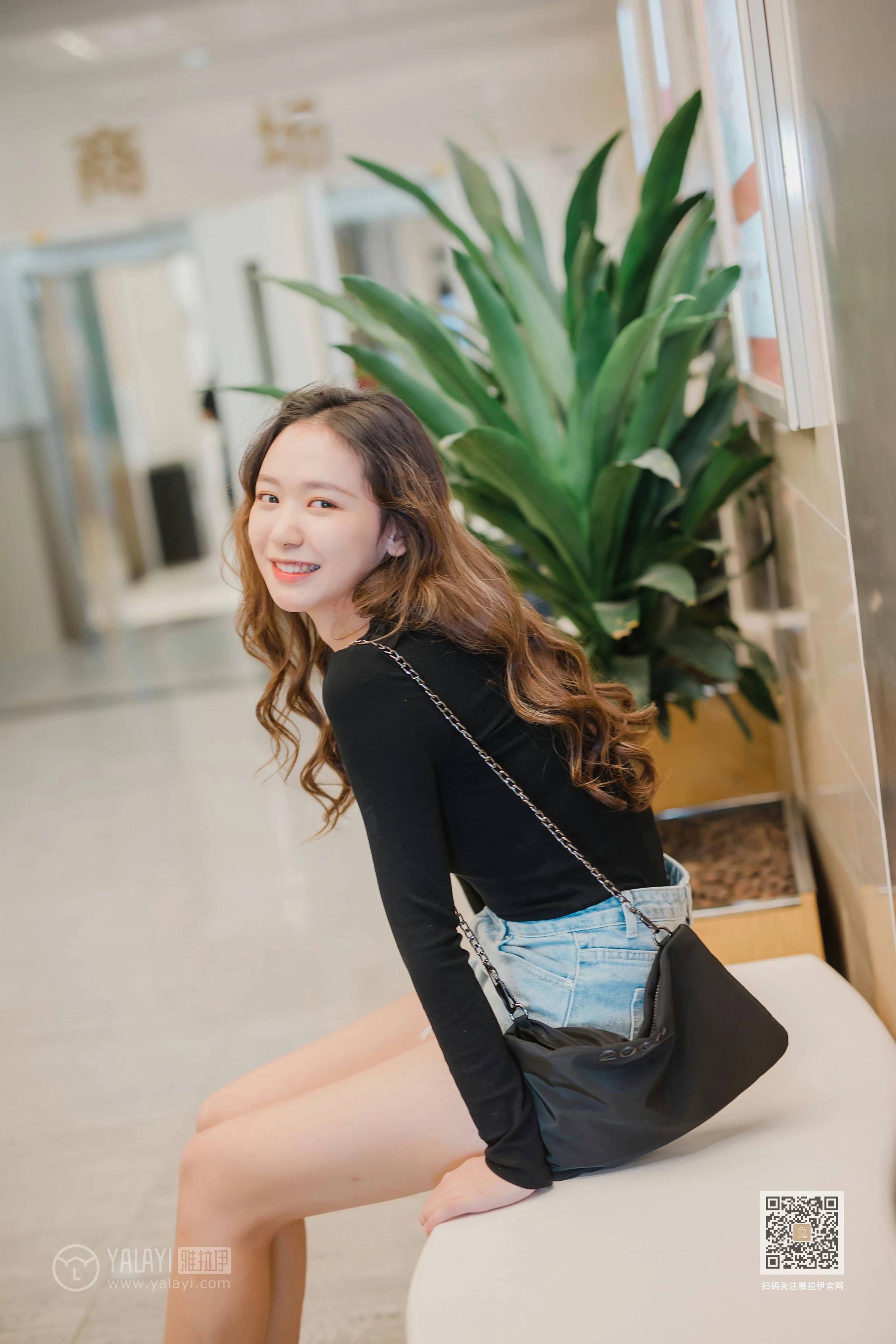 [YALAYI雅拉伊]Vol.484 陪你逛街 晓琳 黑色紧身上衣加牛仔短裤性感私房写真集第15张