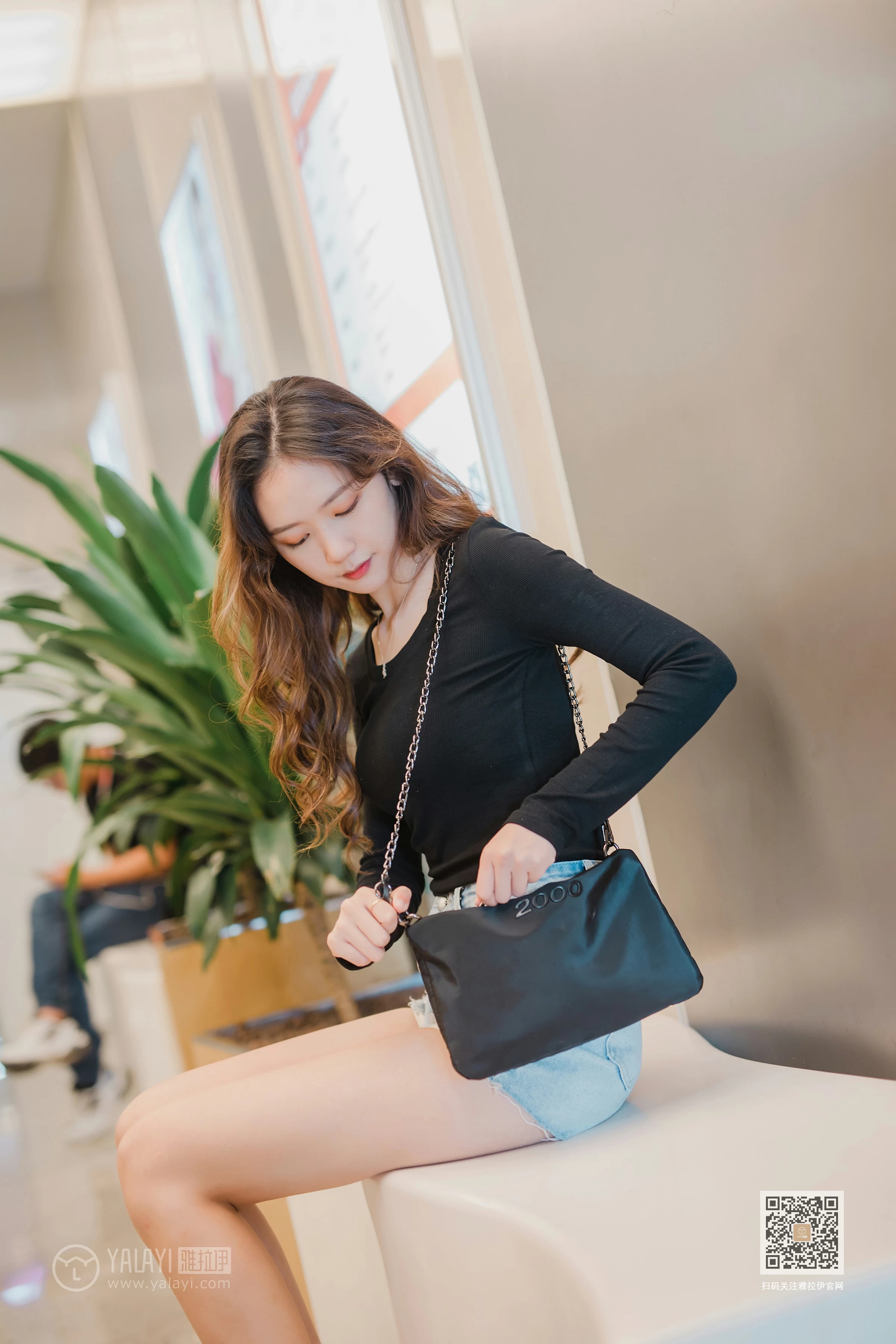 [YALAYI雅拉伊]Vol.484 陪你逛街 晓琳 黑色紧身上衣加牛仔短裤性感私房写真集第15张