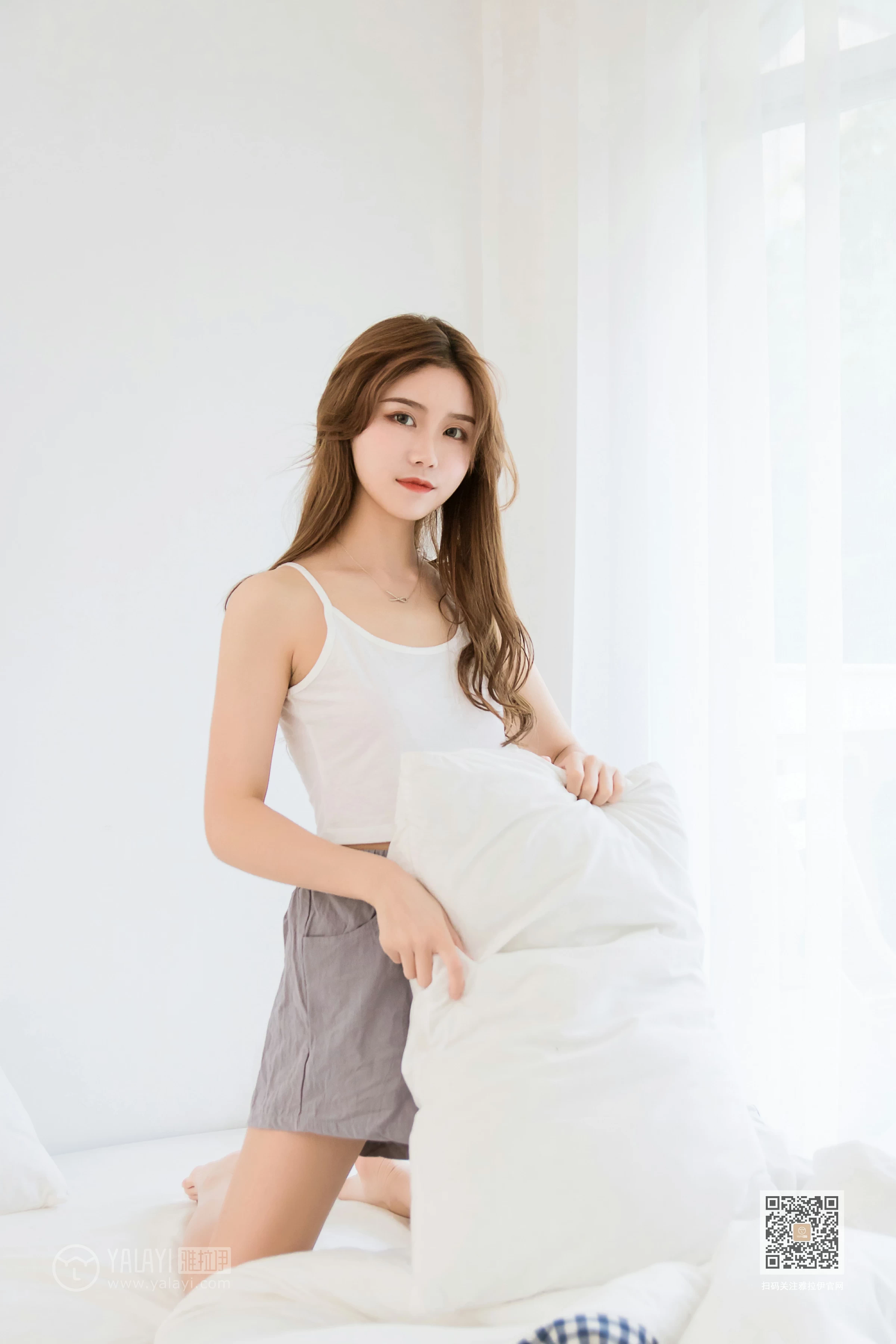 [YALAYI雅拉伊]Vol.486 妹妹来了 大乔&小乔 性感小背心加安全短裤私房写真集第3张