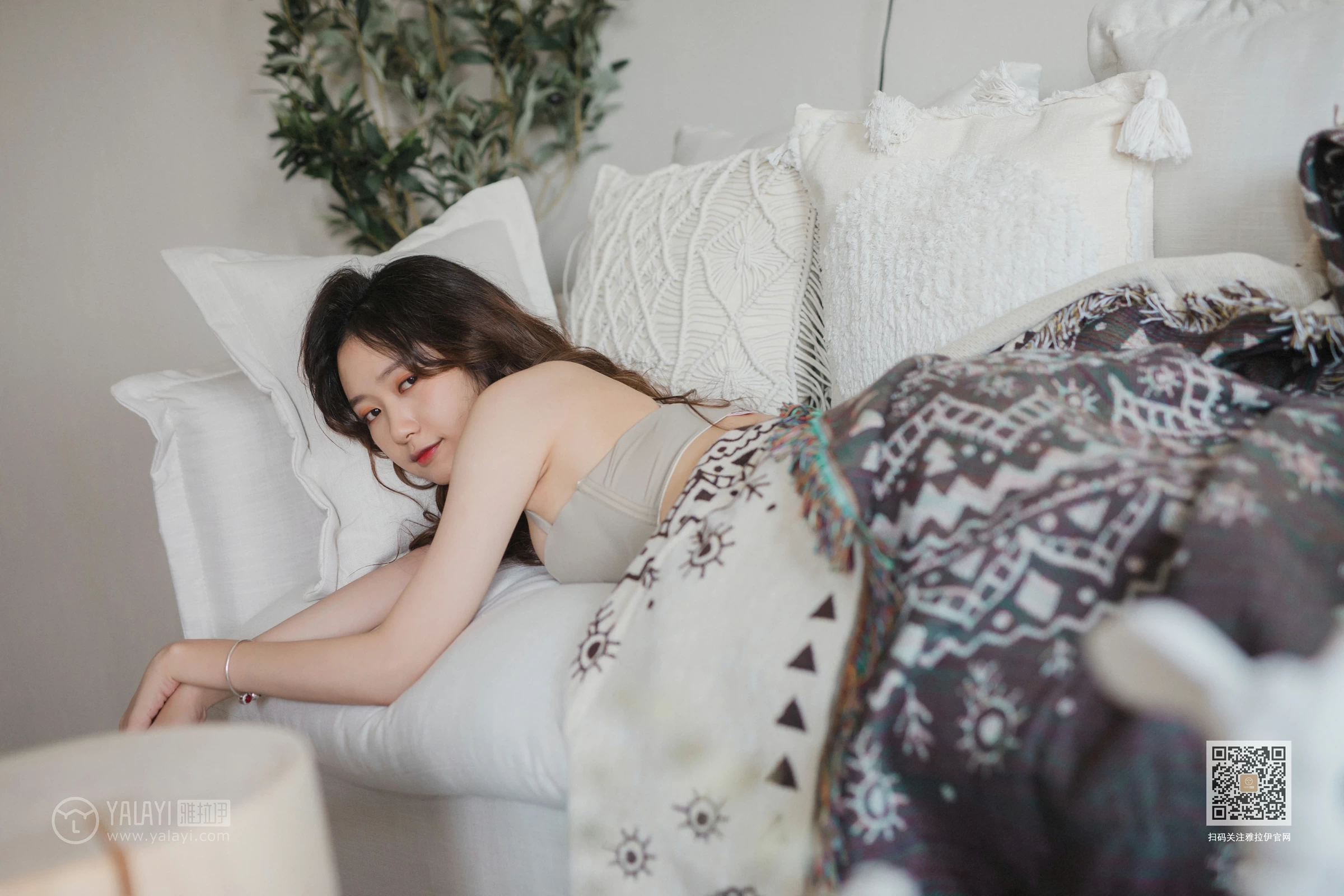 [YALAYI雅拉伊]Vol.496 想你的呵护 晓琳 灰色性感内衣居家私房写真集第12张