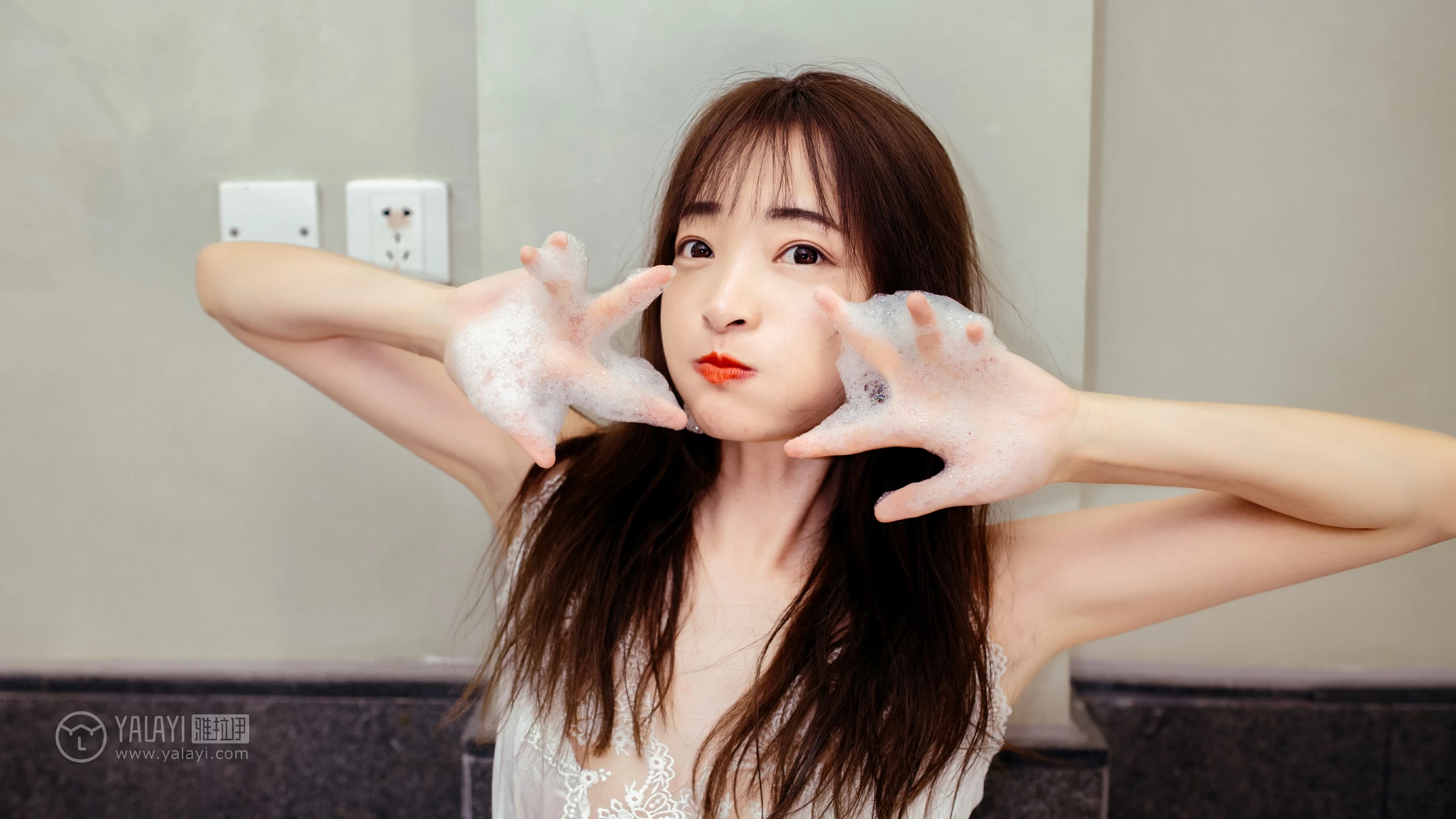 [YALAYI雅拉伊]Vol.508 愉快的一晚 小雪 白色吊带蕾丝睡衣裙性感私房写真集第11张