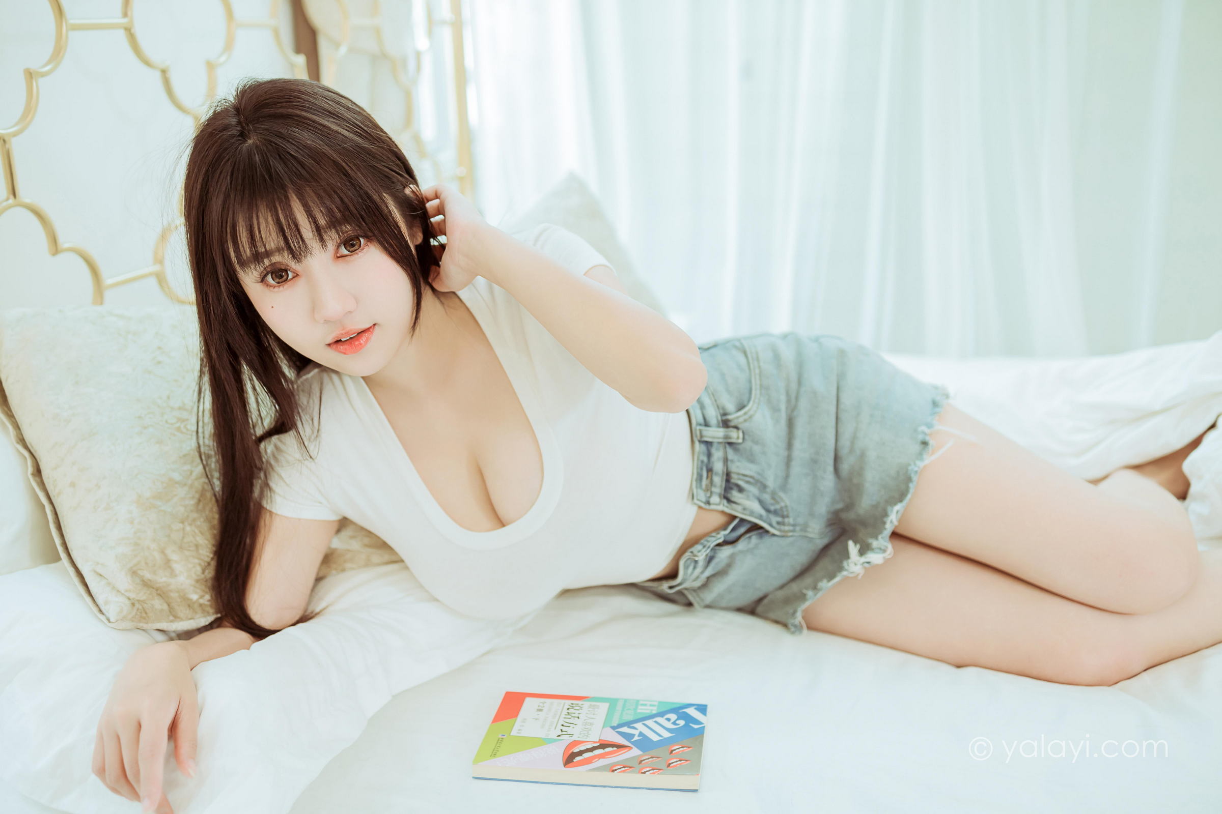 [YALAYI雅拉伊]2022.03.09 你真可爱 虞艺 白色紧身短袖加牛仔短裙性感私房写真集第13张