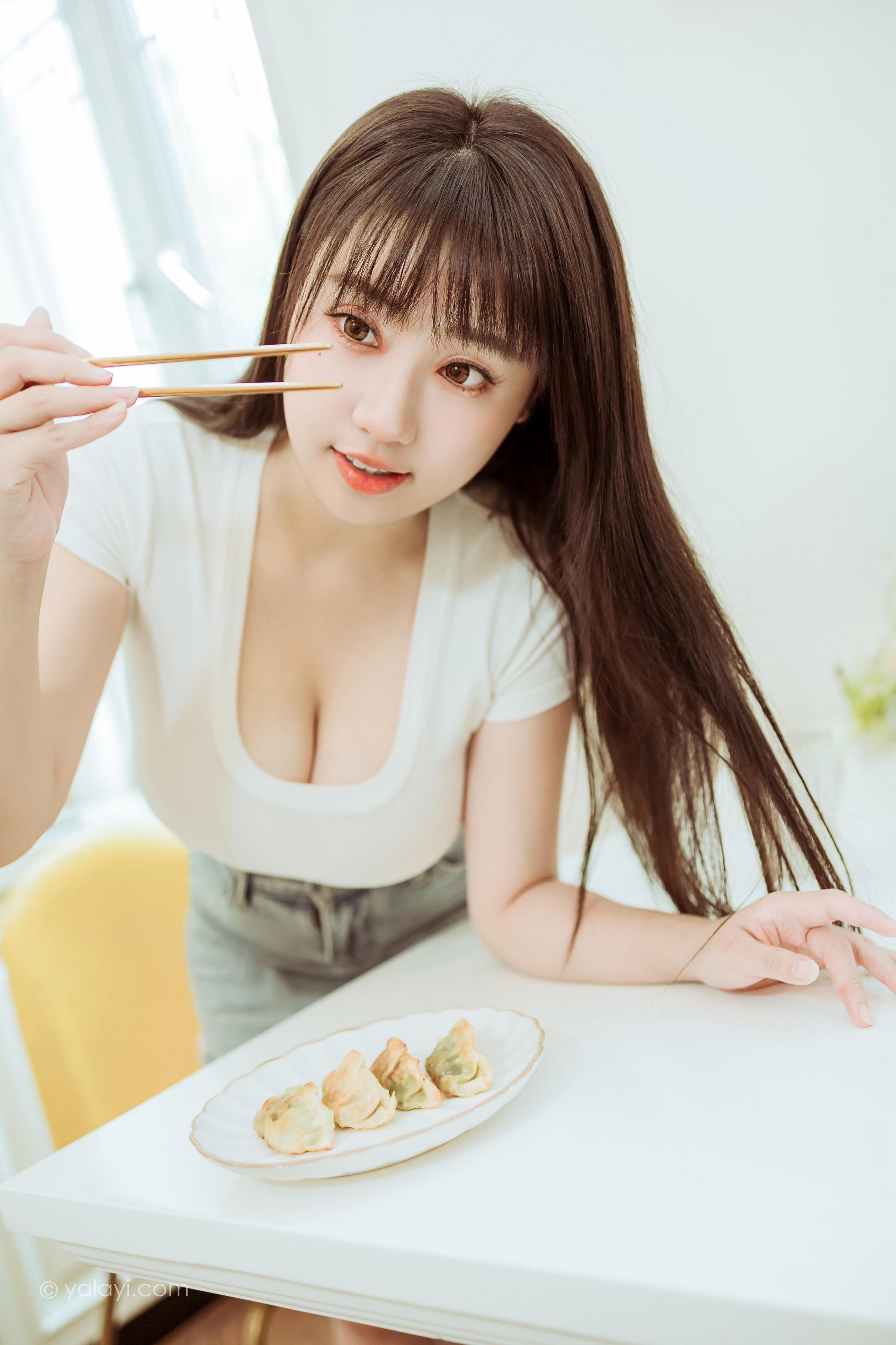 [YALAYI雅拉伊]2022.03.09 你真可爱 虞艺 白色紧身短袖加牛仔短裙性感私房写真集第8张