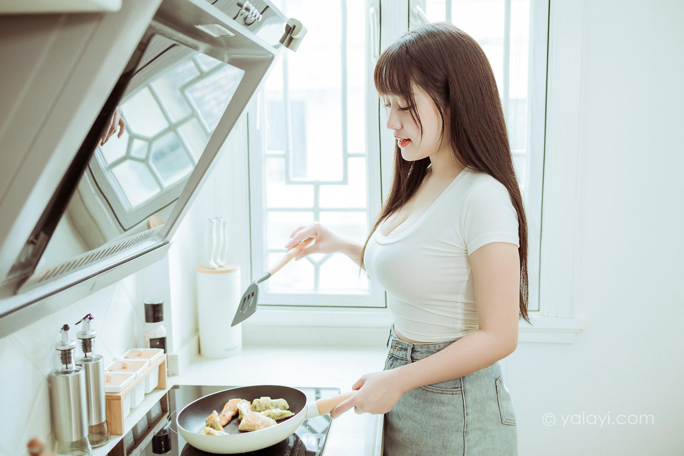 [YALAYI雅拉伊]2022.03.09 你真可爱 虞艺 白色紧身短袖加牛仔短裙性感私房写真集第3张